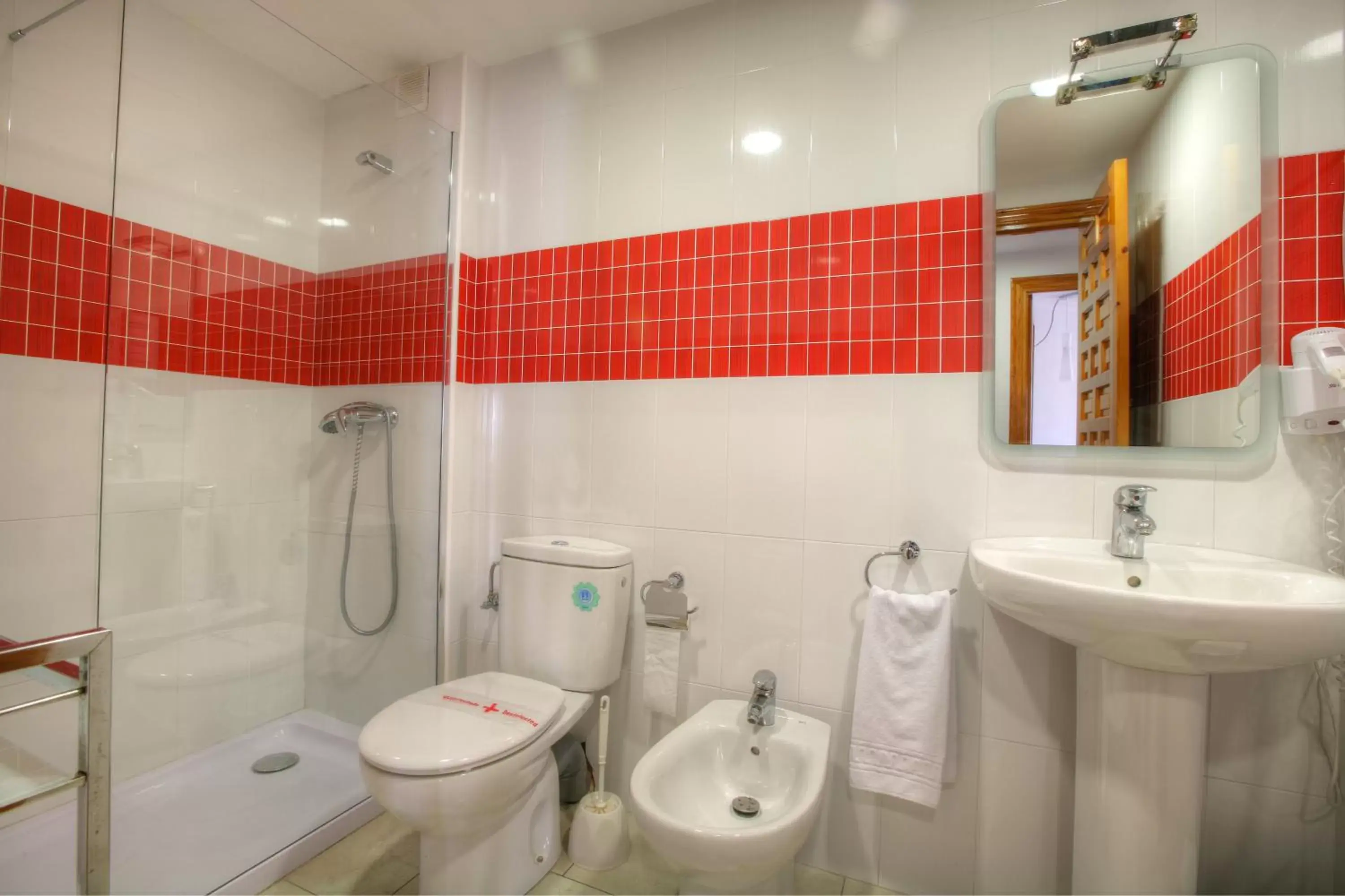 Shower, Bathroom in Apartamentos Royal Life