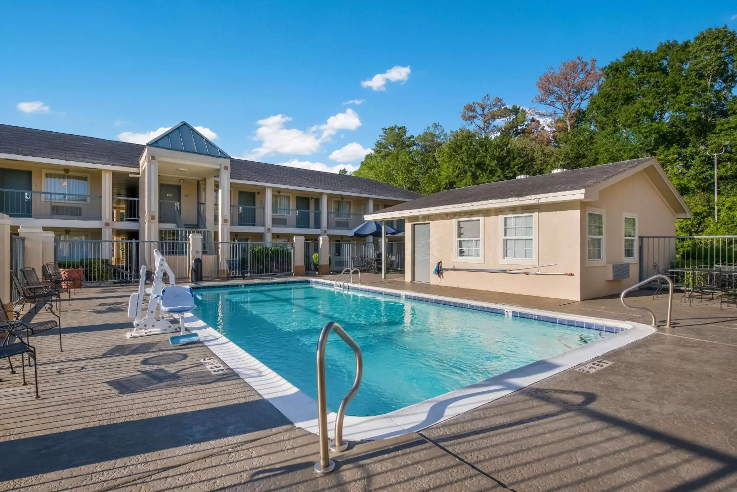 Swimming pool, Property Building in Quality Inn & Suites Lufkin