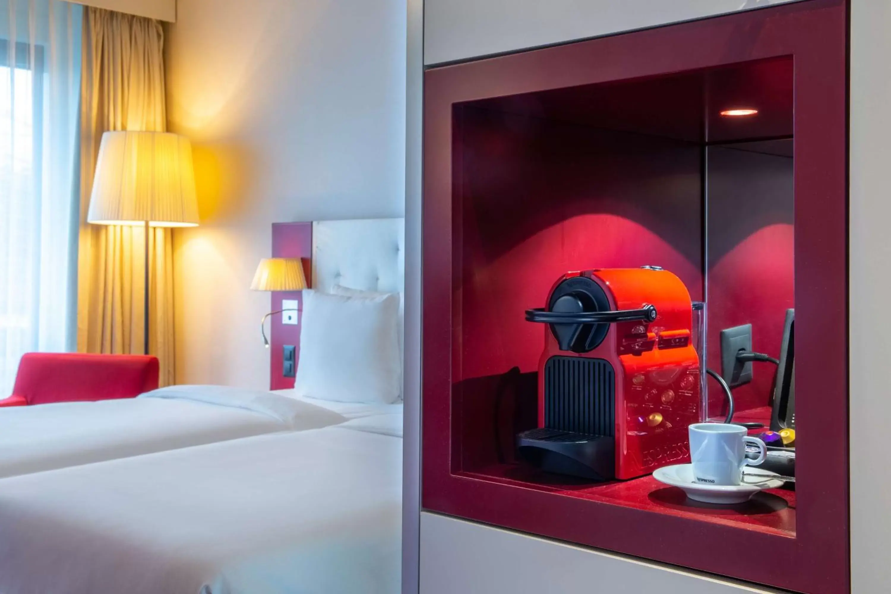 Coffee/tea facilities, Bed in Radisson Blu Hotel Zurich Airport