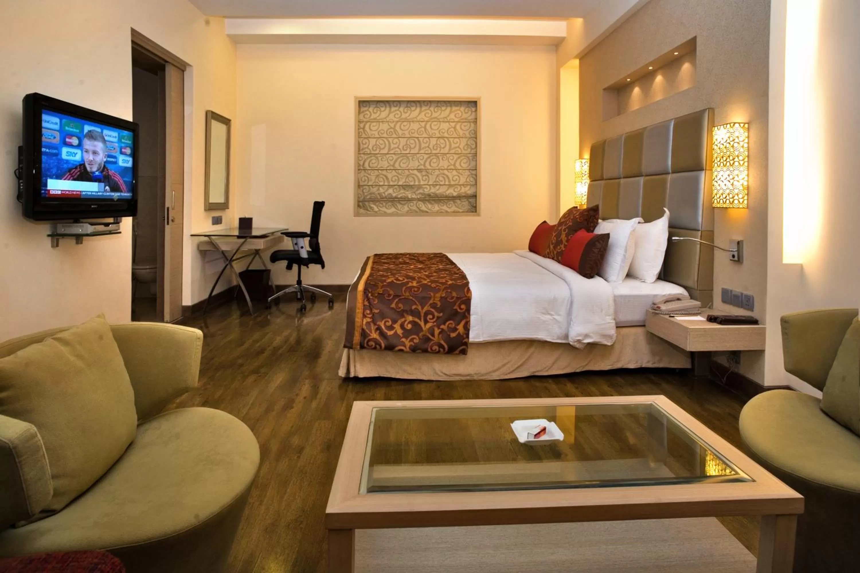 Photo of the whole room, Bed in The Sonnet Kolkata