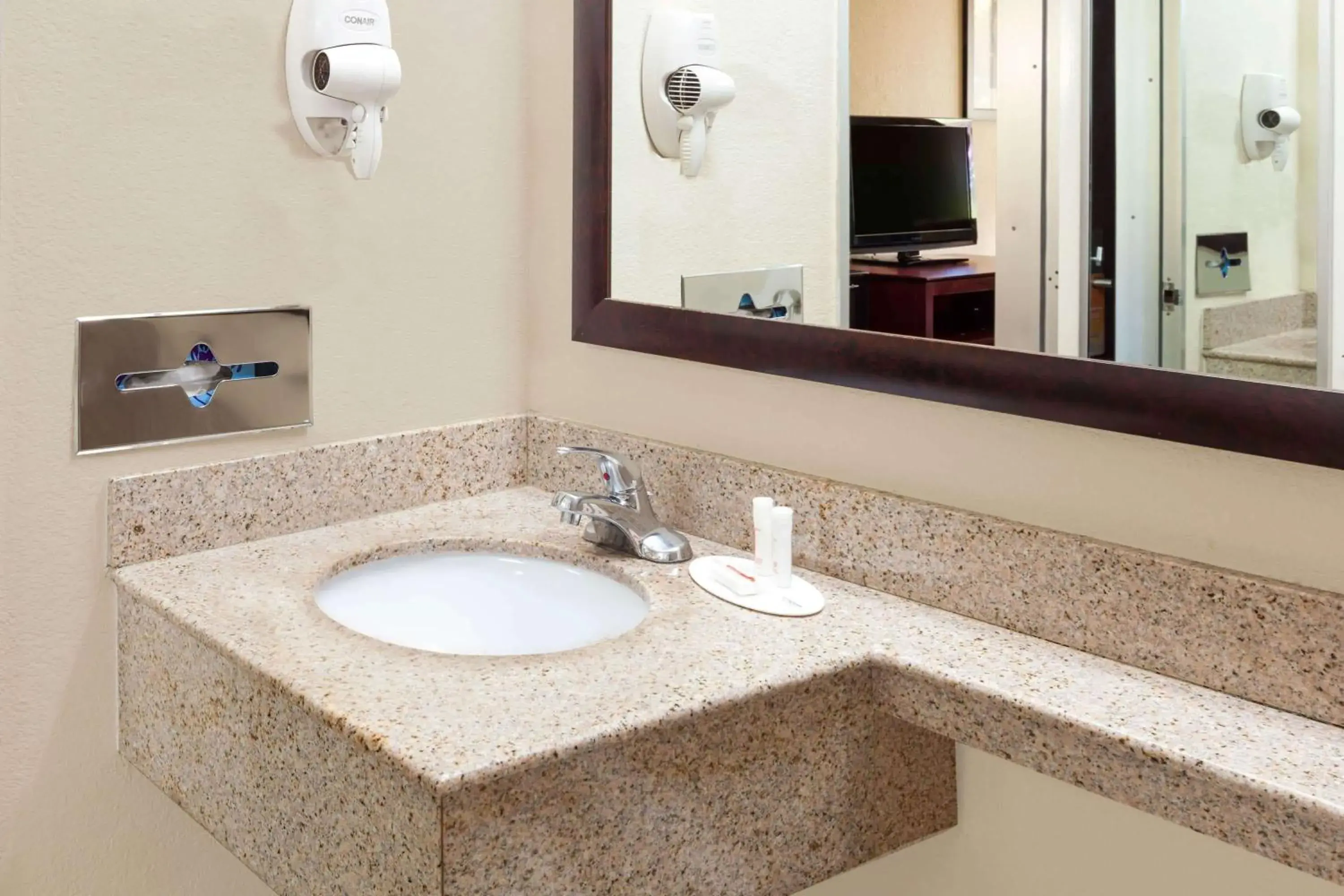 Photo of the whole room in Howard Johnson by Wyndham Arlington Ballpark / Six Flags Photo of the whole room in Howard Johnson by Wyndham Arlington Ballpark / Six Flags