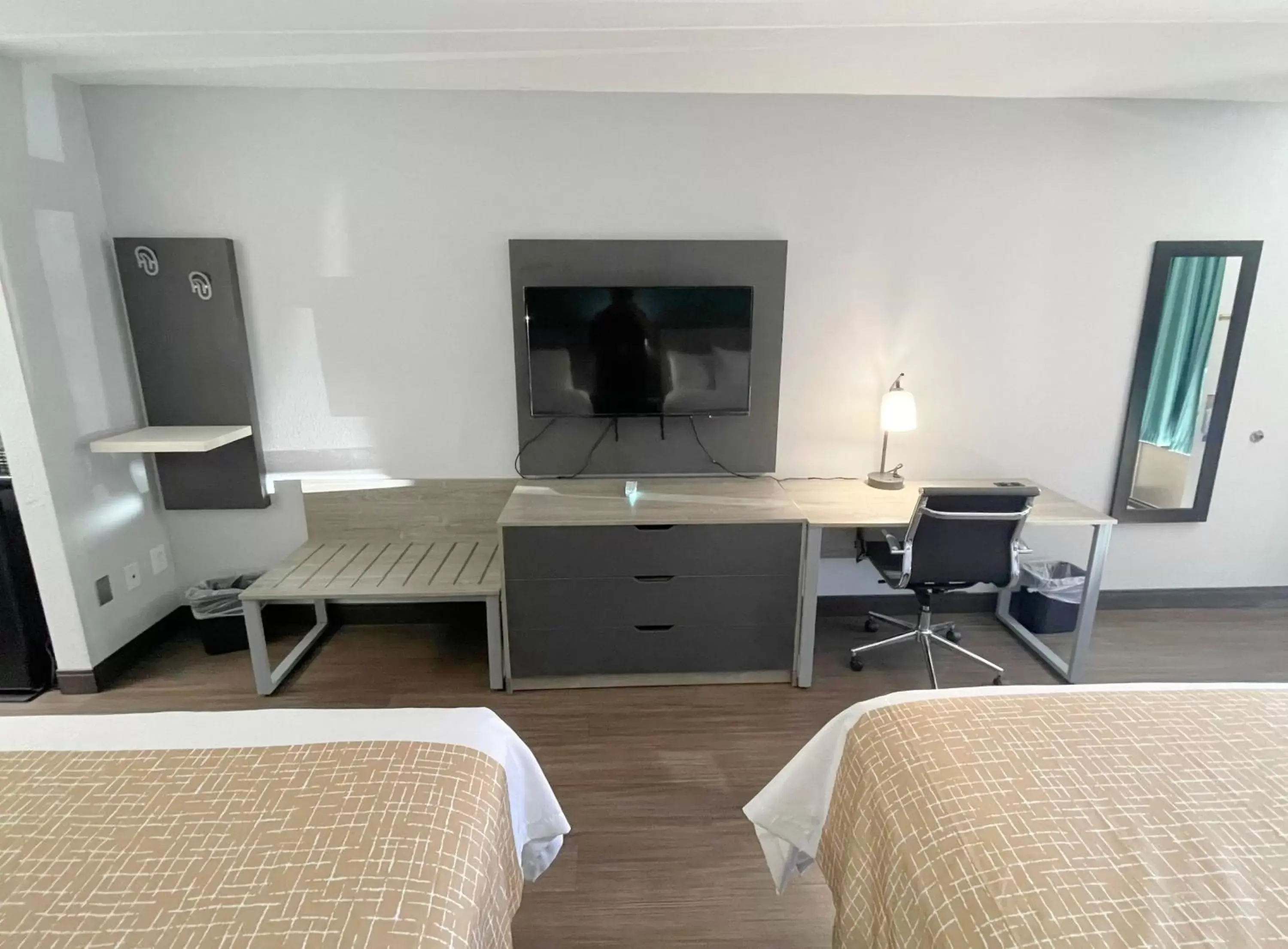 TV and multimedia, Bed in Travelodge by Wyndham Pigeon Forge Dollywood Lane TV and multimedia, Bed in Travelodge by Wyndham Pigeon Forge Dollywood Lane