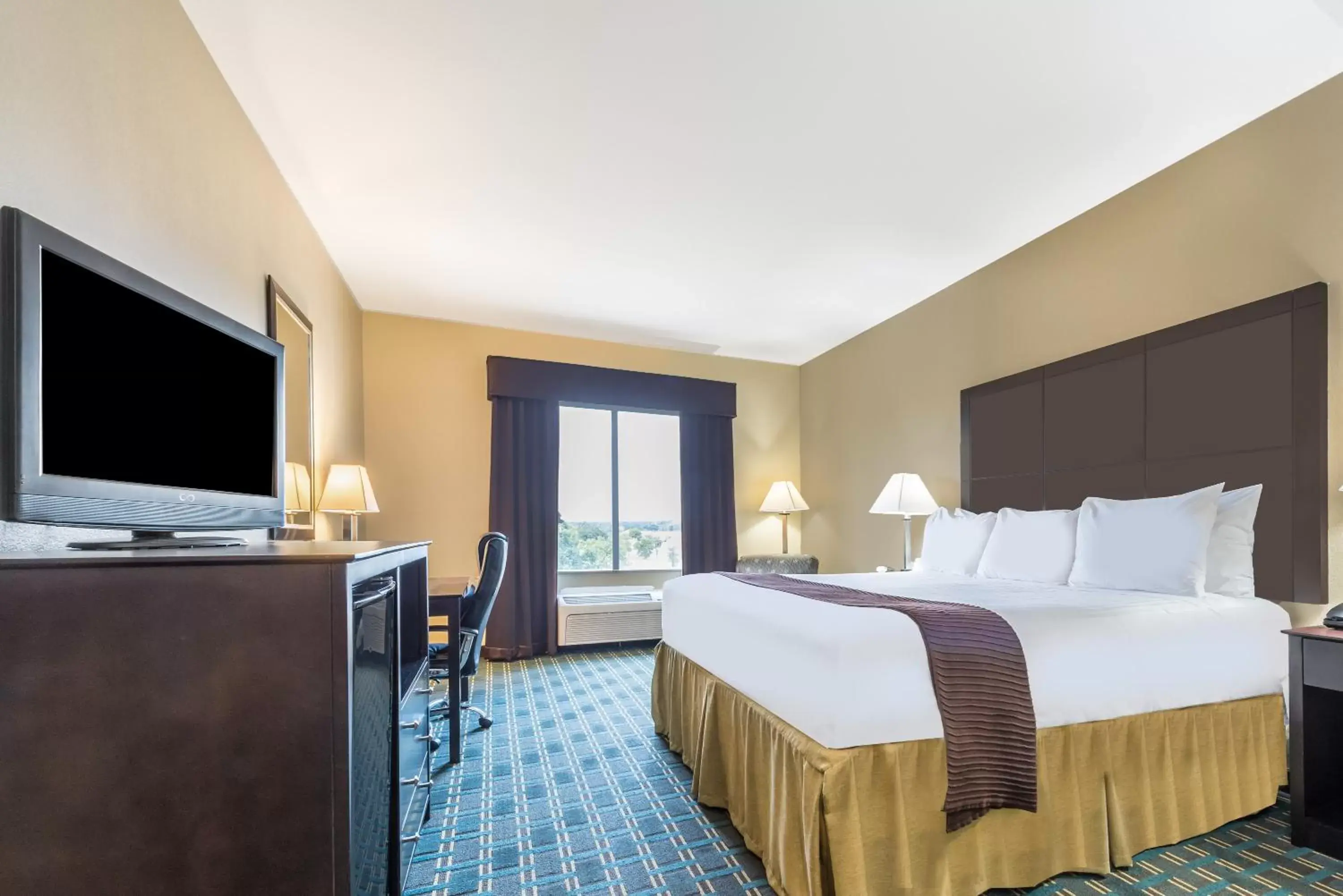 Photo of the whole room, Bed in Days Inn & Suites by Wyndham Mineral Wells Photo of the whole room, Bed in Days Inn & Suites by Wyndham Mineral Wells