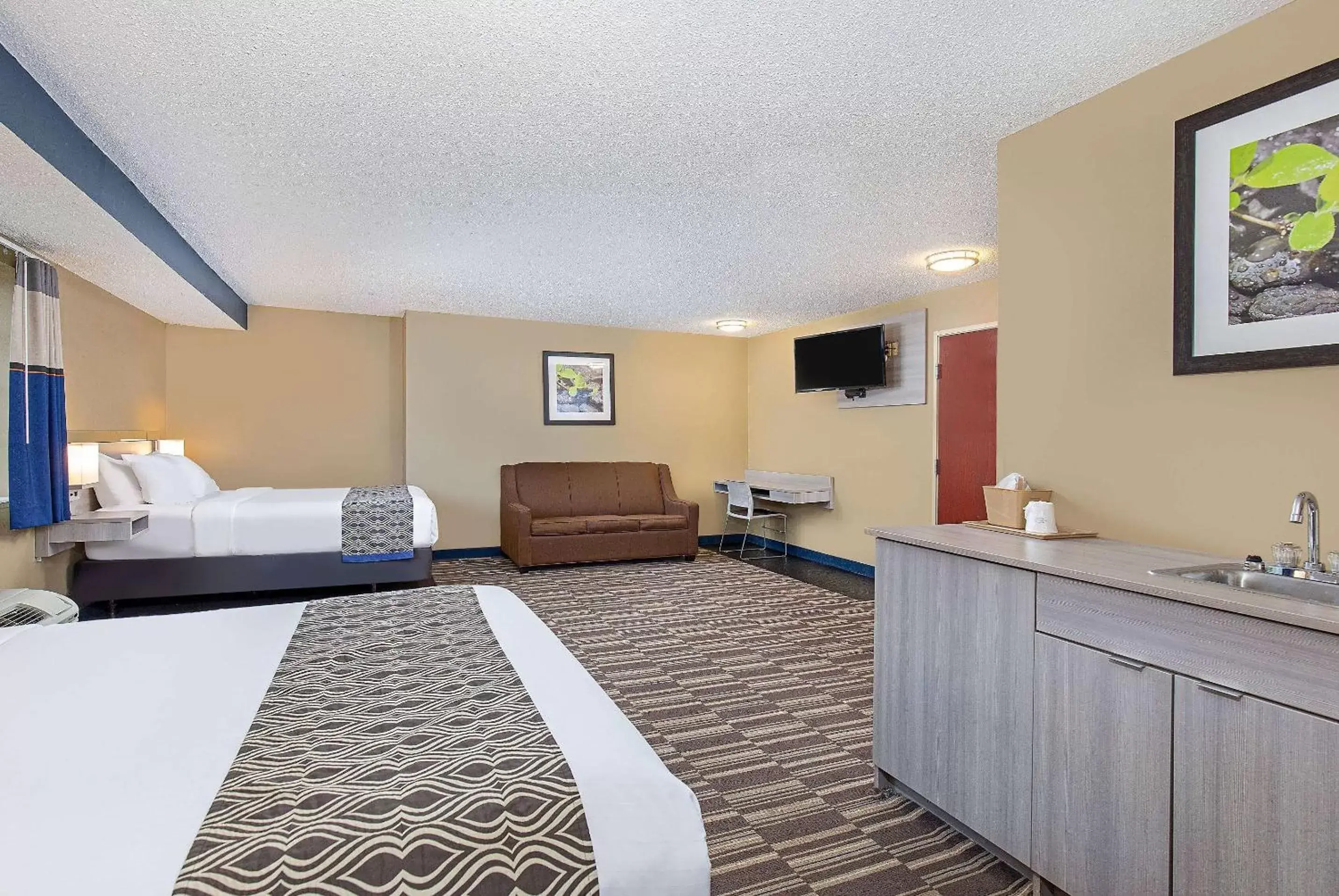 Bed in Microtel Inn & Suites by Wyndham Dry Ridge