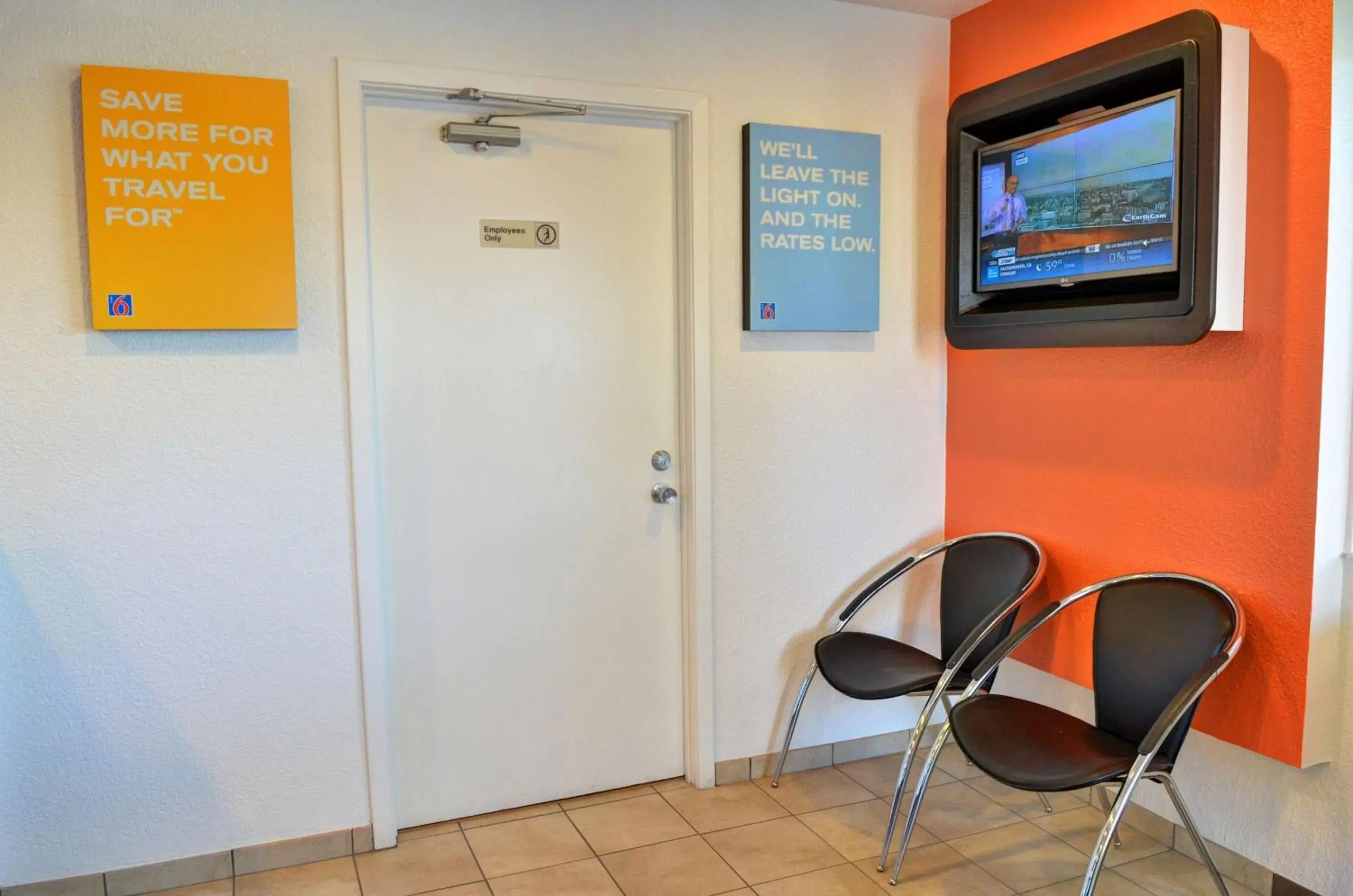 Lobby or reception, TV/Entertainment Center in Motel 6 Santa Nella, CA - Los Banos - Interstate 5