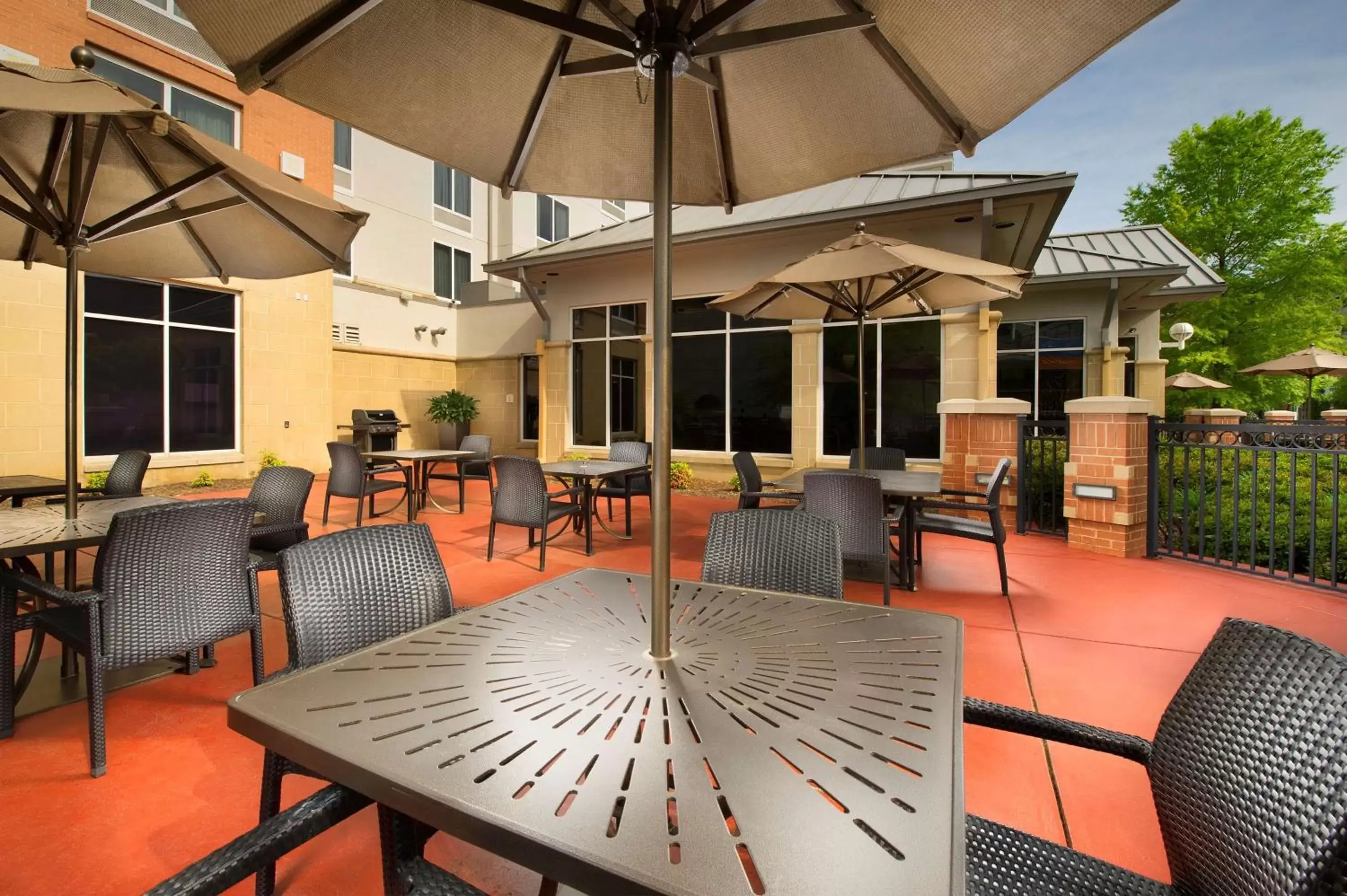 Patio, Restaurant/Places to Eat in Hilton Garden Inn Chattanooga Downtown