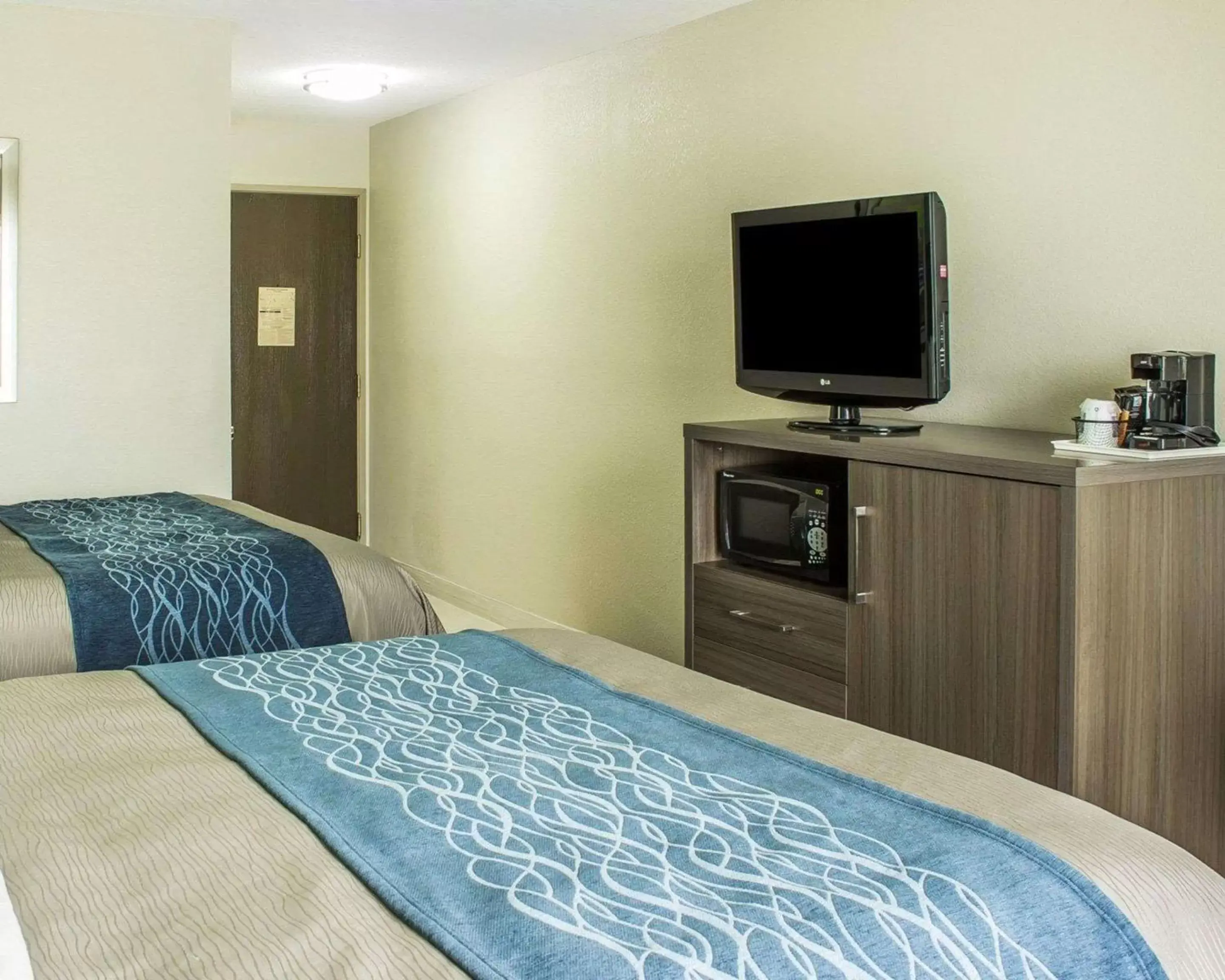 Photo of the whole room, Bed in Comfort Inn Dunn near I-95