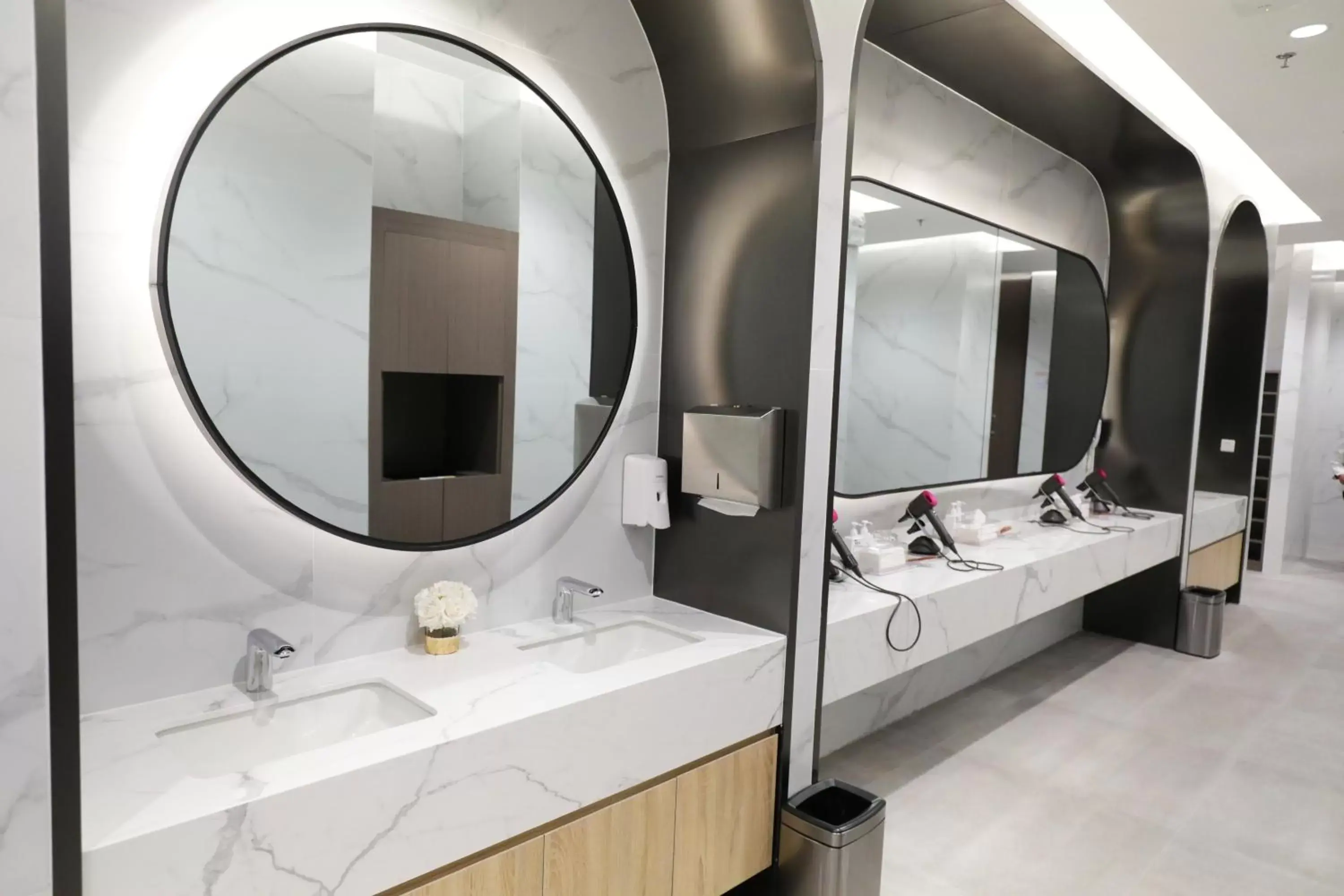 Fitness centre/facilities, Bathroom in Crowne Plaza - Shenzhen Futian, an IHG Hotel