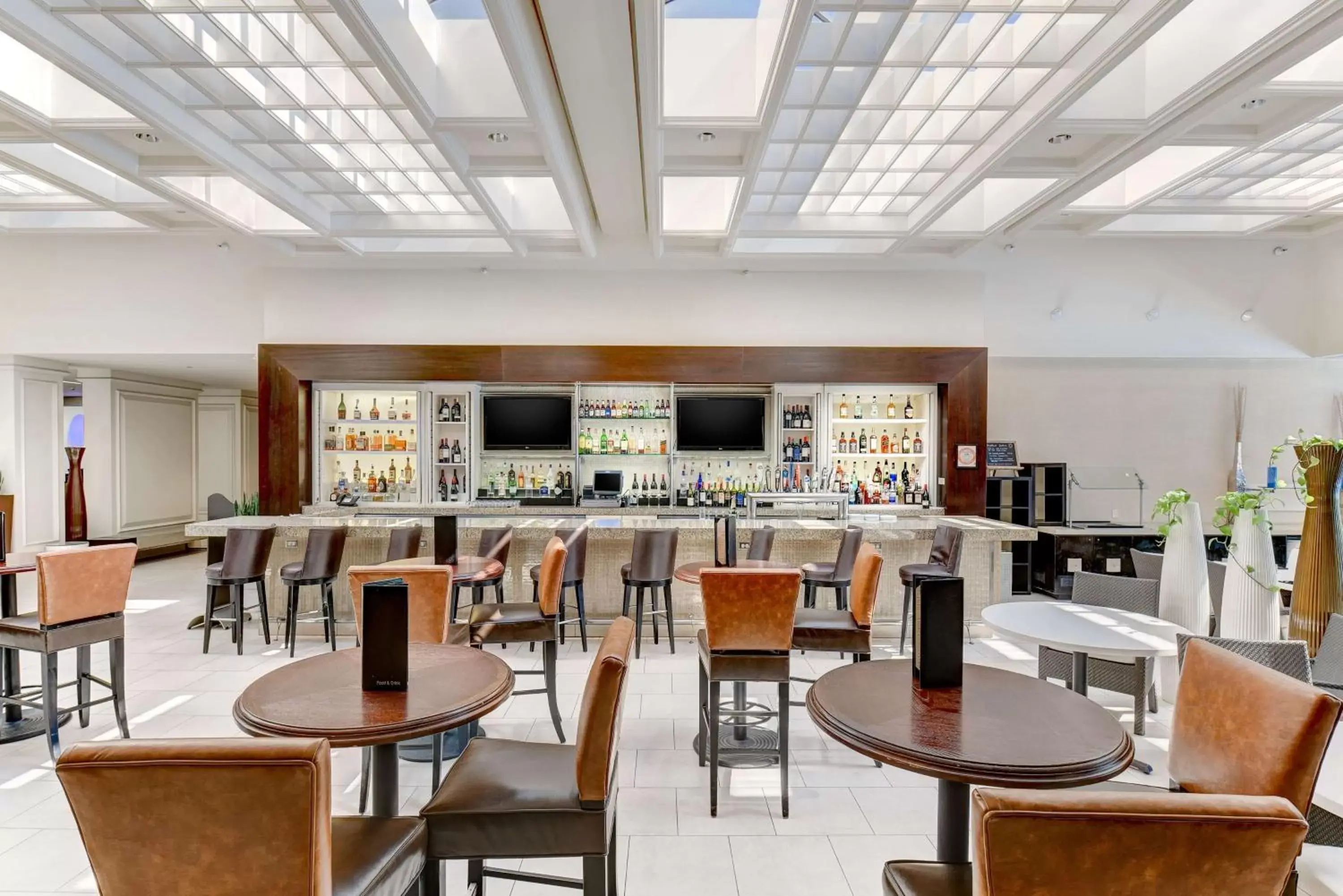 Lounge or bar, Restaurant/Places to Eat in Hilton Irvine/Orange County Airport