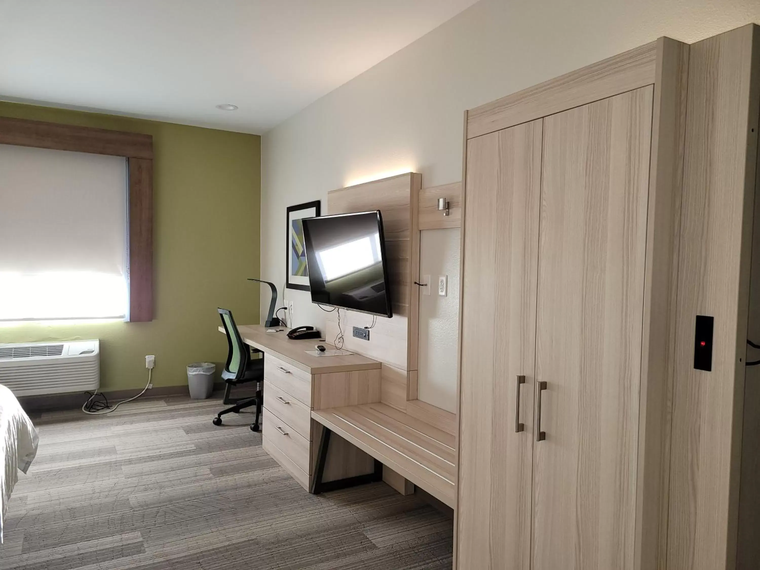 Photo of the whole room, TV/Entertainment Center in Holiday Inn Express Hotel & Suites Vidor South, an IHG Hotel