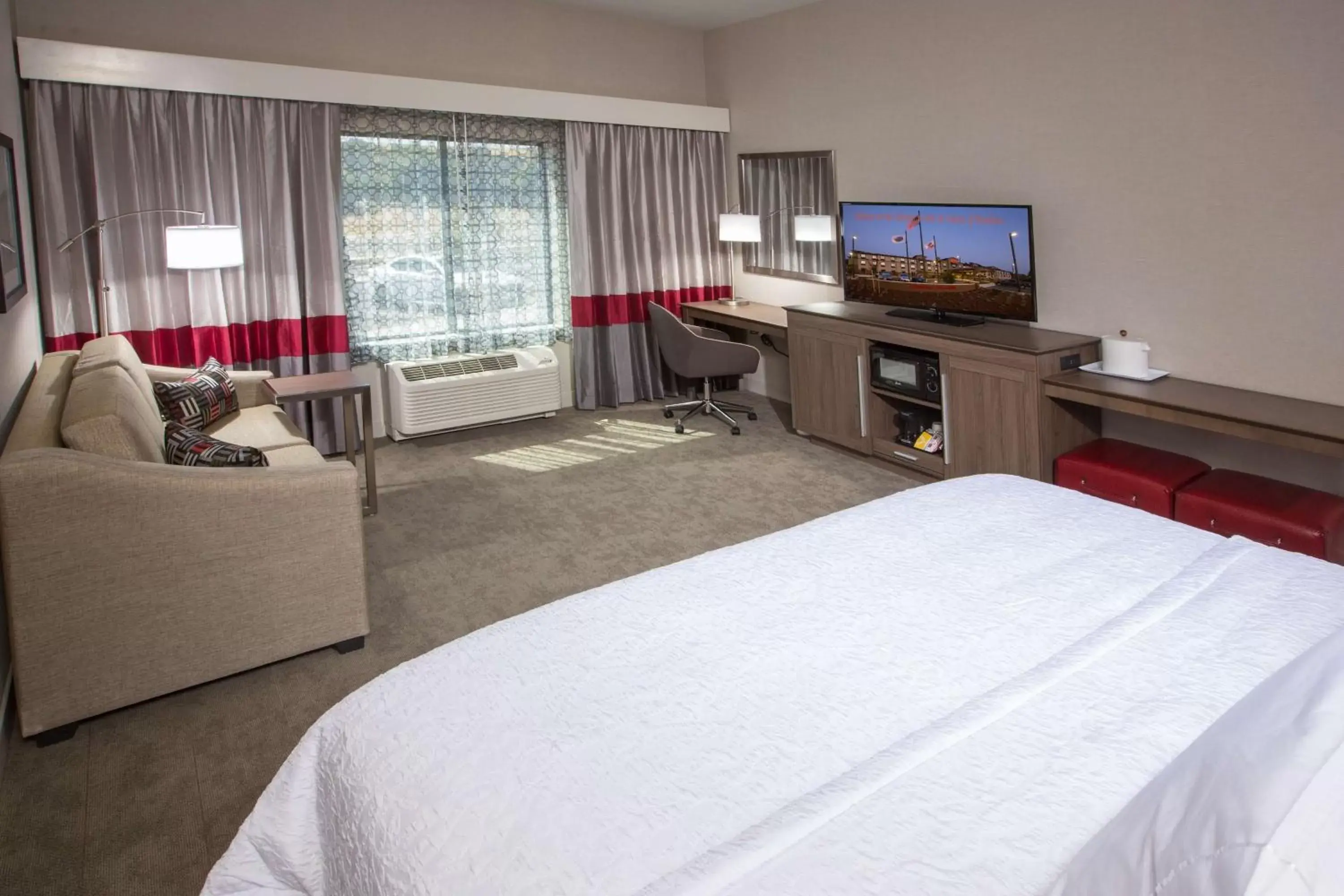 Bed, TV/Entertainment Center in Hampton Inn & Suites Buellton/Santa Ynez Valley, Ca