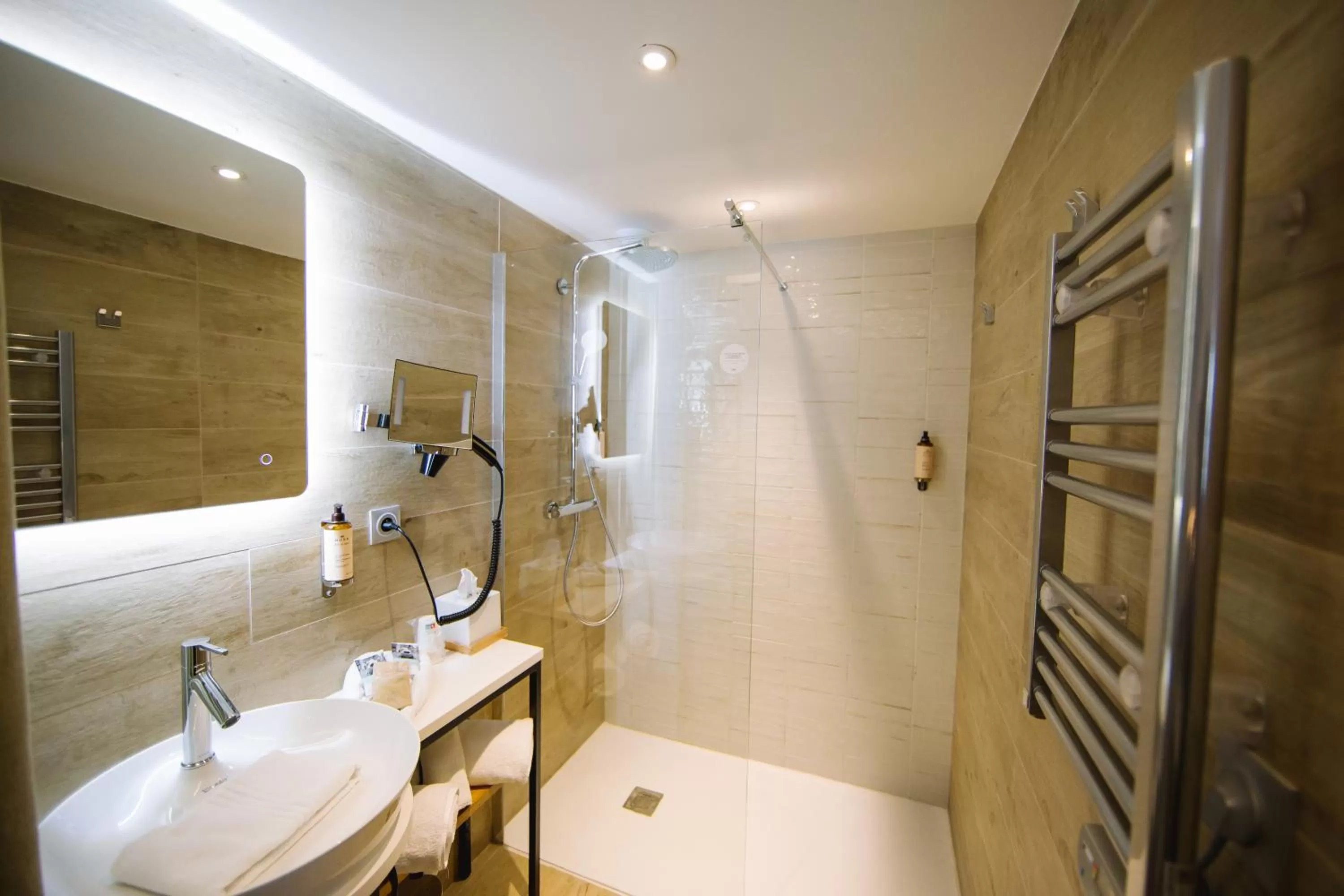 Bathroom in Mercure Avignon Gare TGV