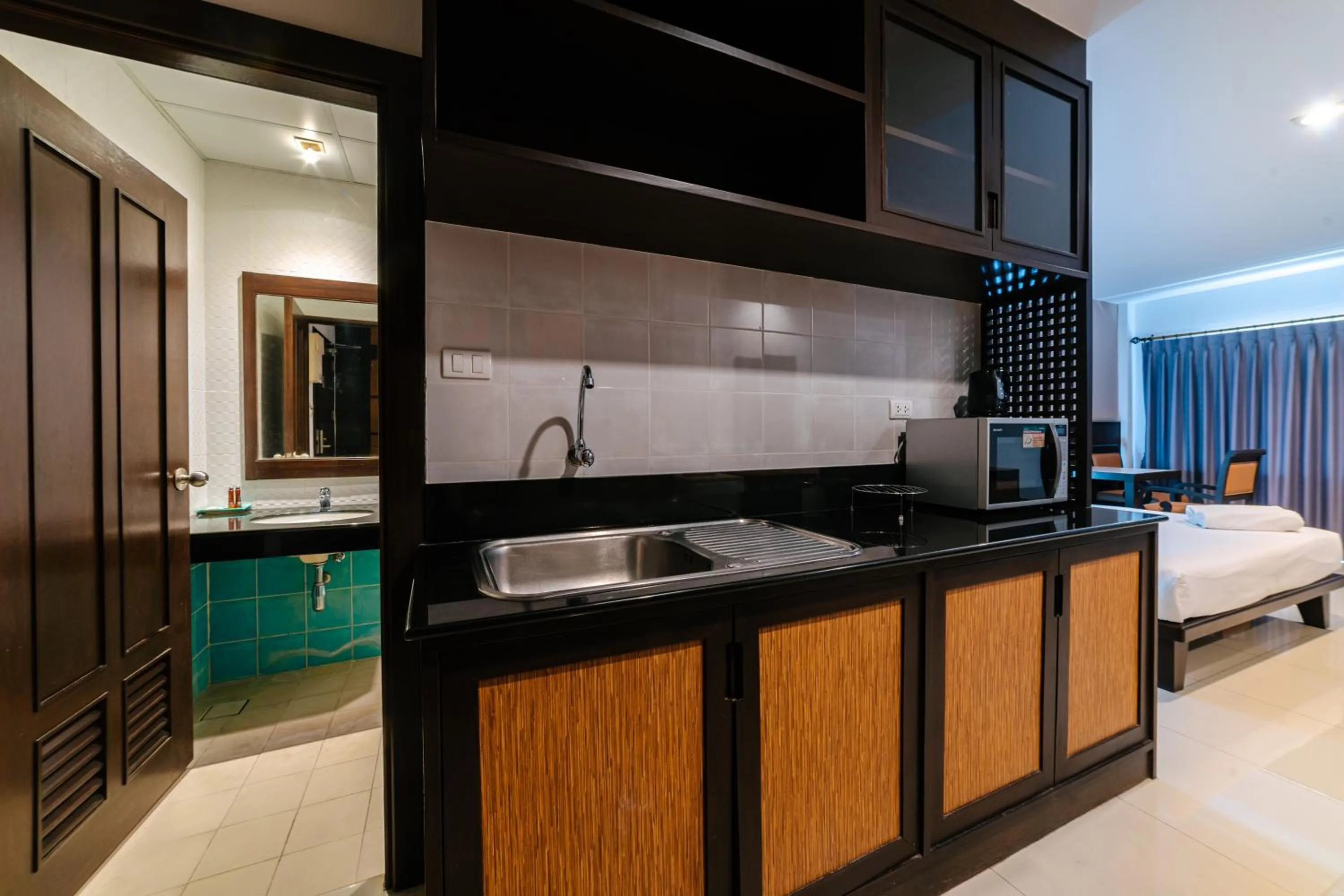 Shower, Bed in Ratana Hotel Sakdidet, PHUKET TOWN