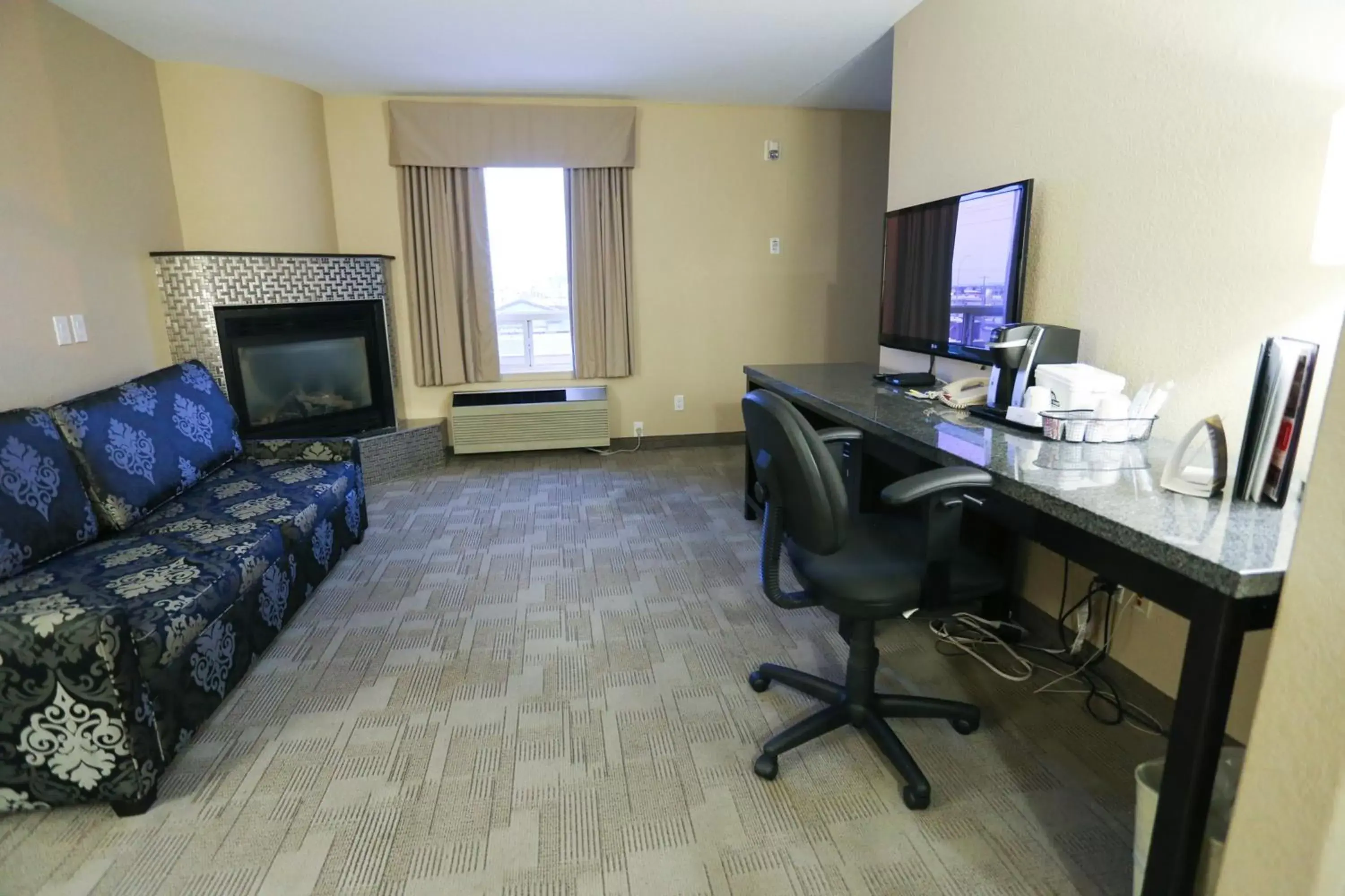 Bedroom, TV/Entertainment Center in Days Inn by Wyndham Calgary Airport