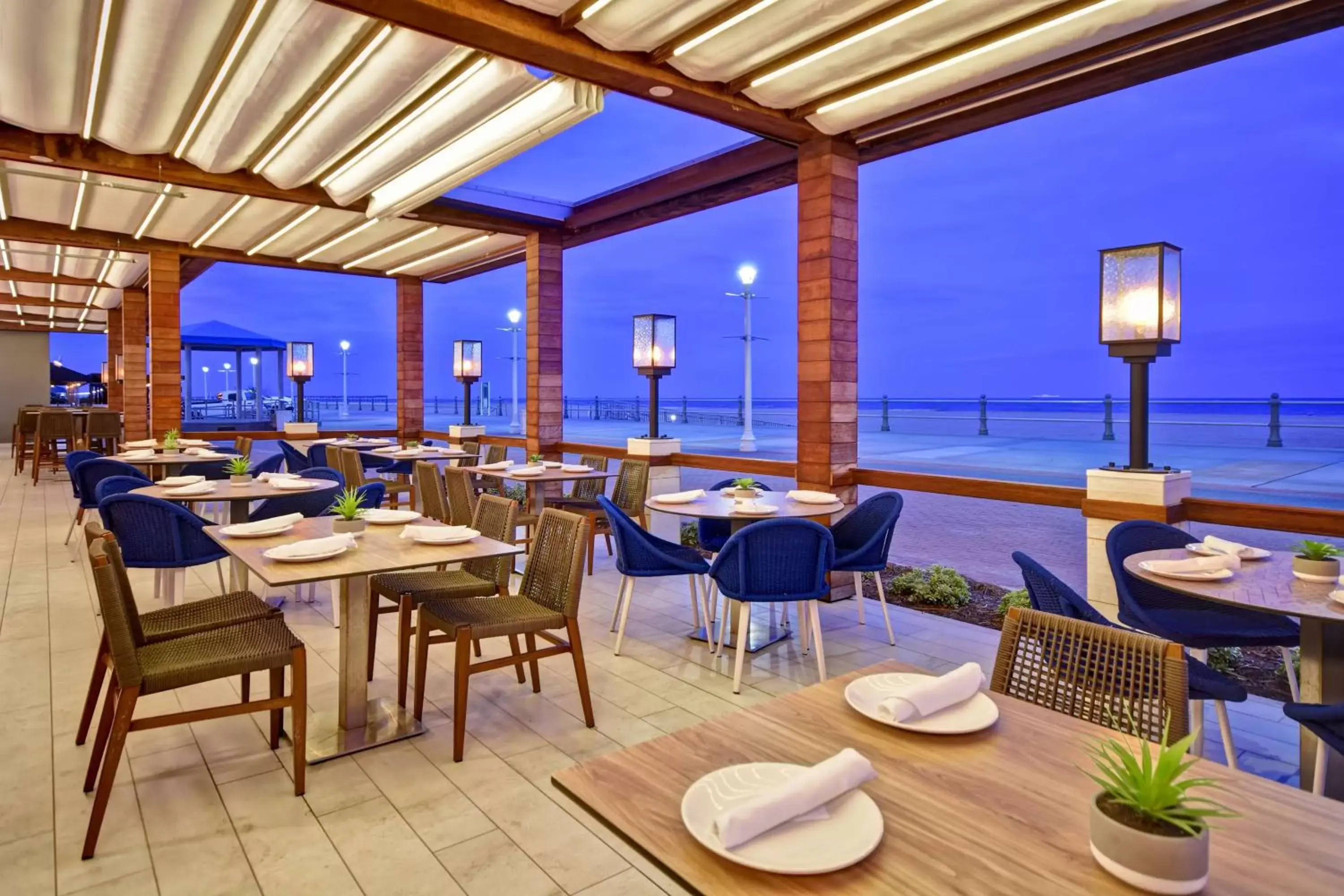 Dining area, Restaurant/Places to Eat in DoubleTree by Hilton Oceanfront Virginia Beach