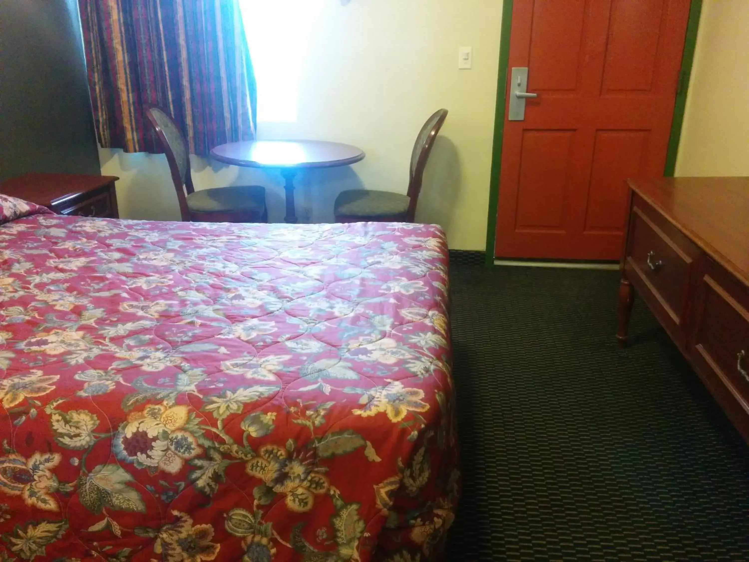 Photo of the whole room, Bed in Sunshine Motel