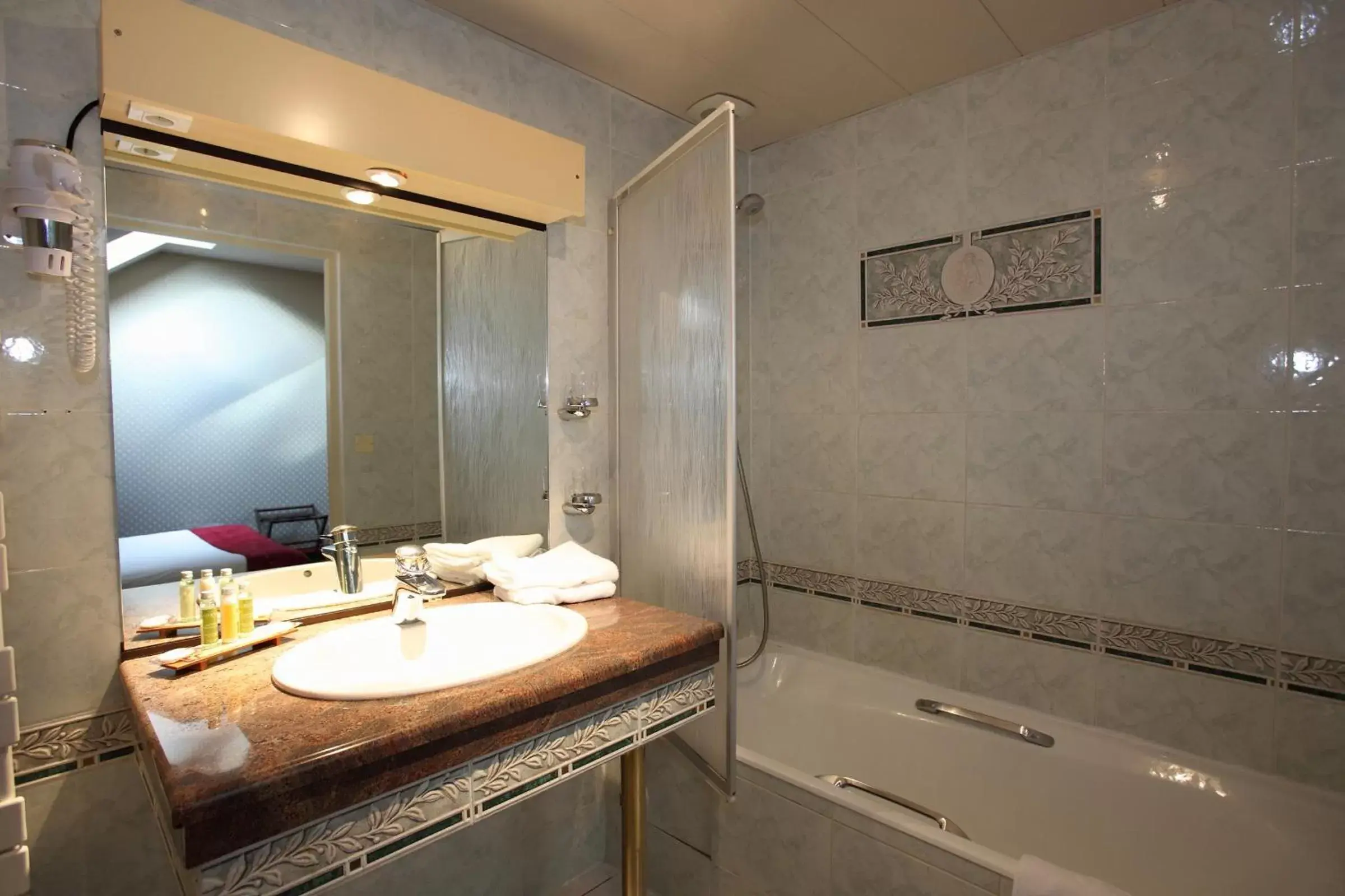 Bathroom in Cit'Hotel le Challonge