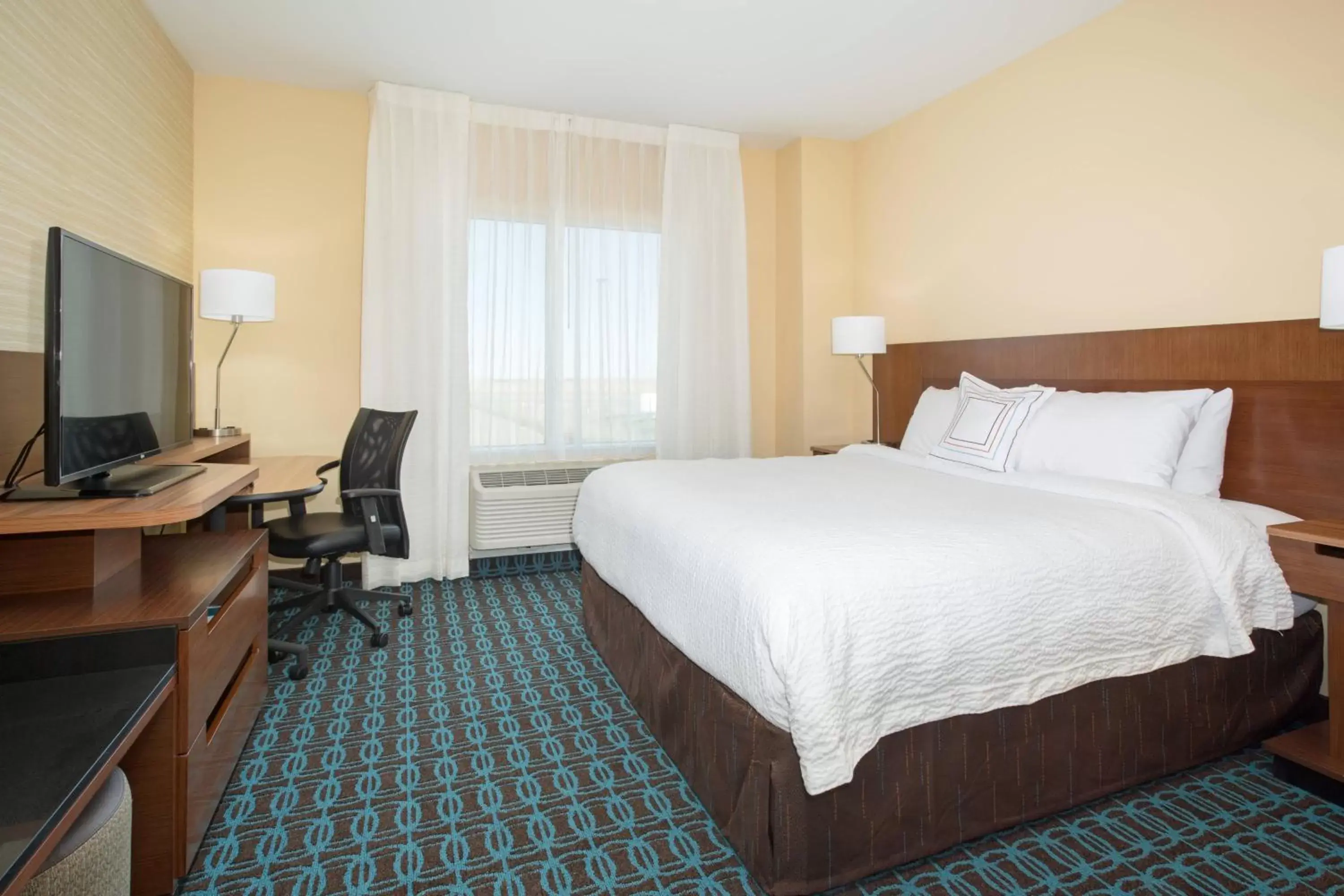 Photo of the whole room, Bed in Fairfield Inn & Suites by Marriott Burlington