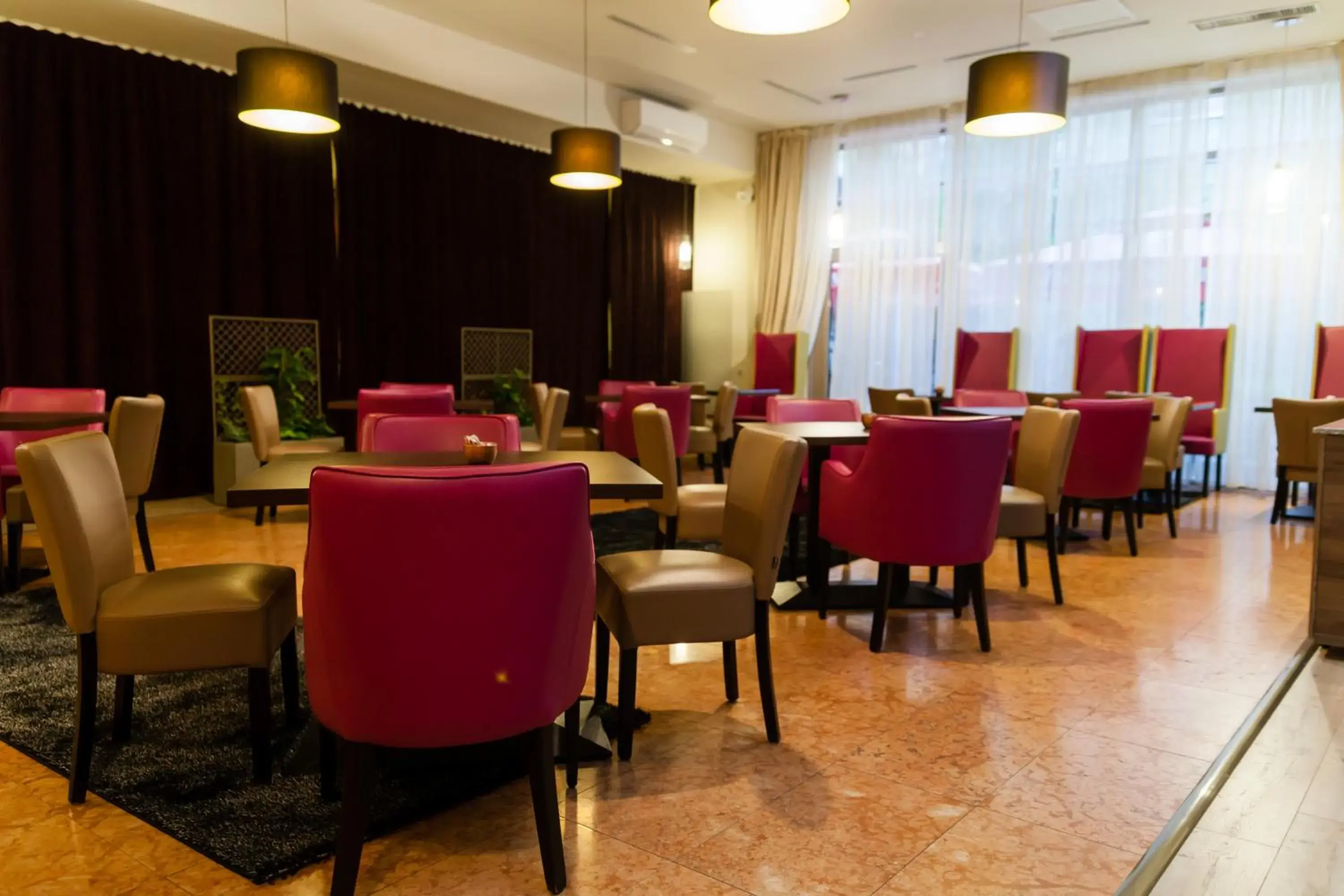 Restaurant/Places to Eat in Ramada Hotel Cluj