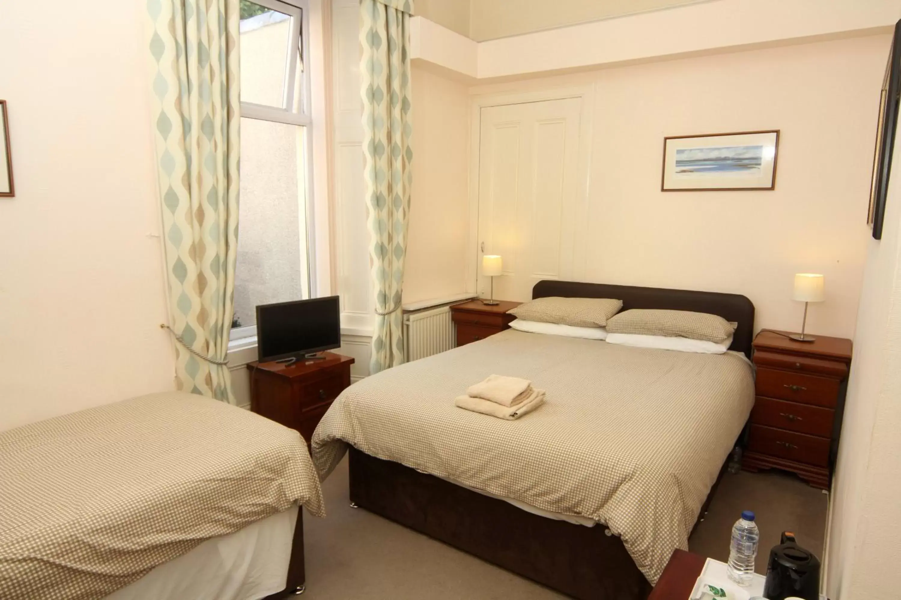 Double or Twin Room in Dean Park Guest House Double or Twin Room in Dean Park Guest House