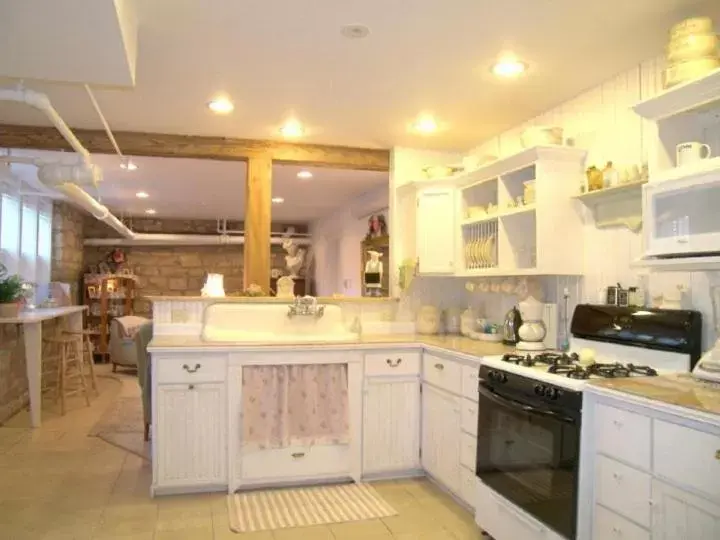 Kitchen/Kitchenette in Alexander Mansion Bed & Breakfast