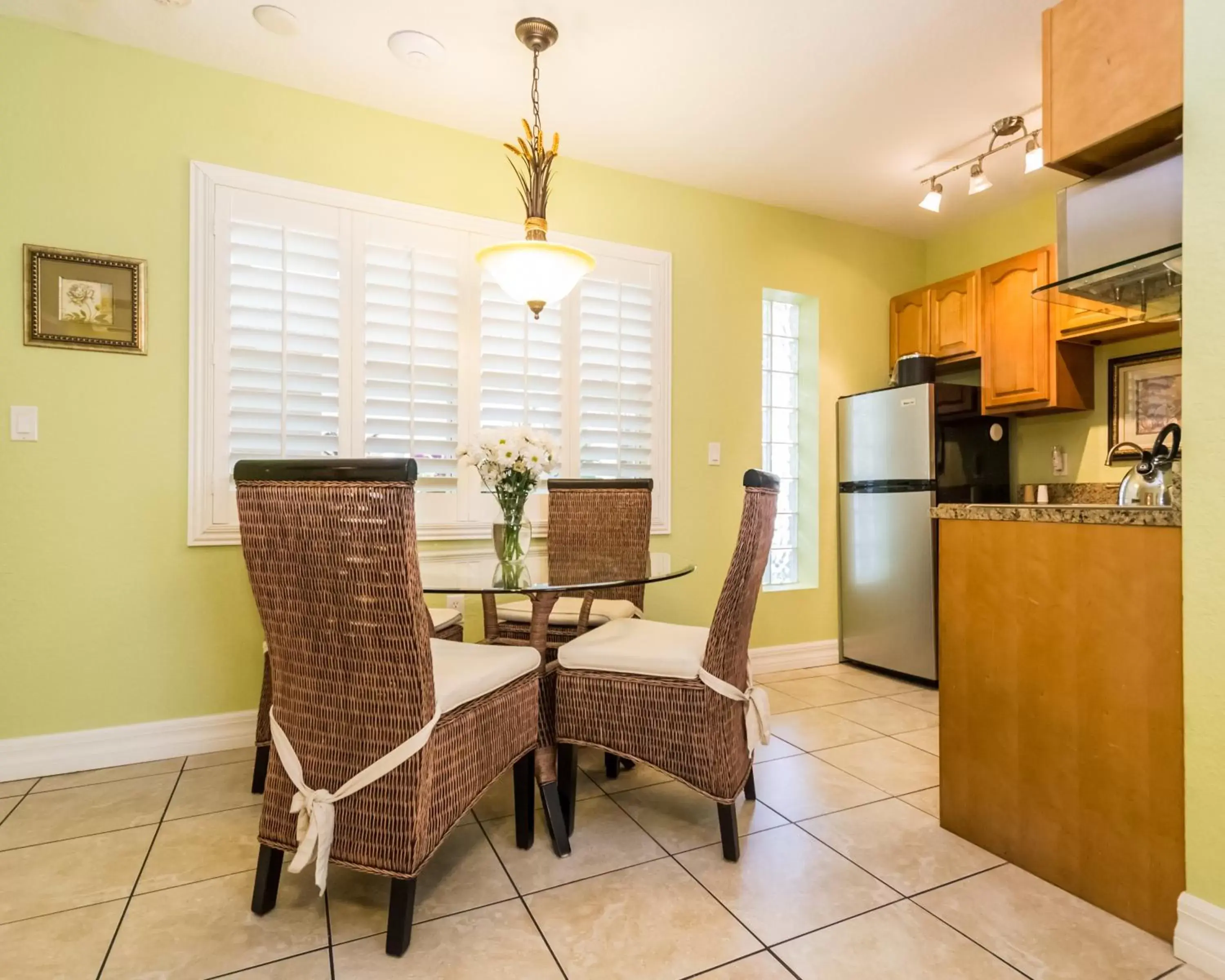 Kitchen or kitchenette, Dining Area in Tropical Beach Resorts - Sarasota