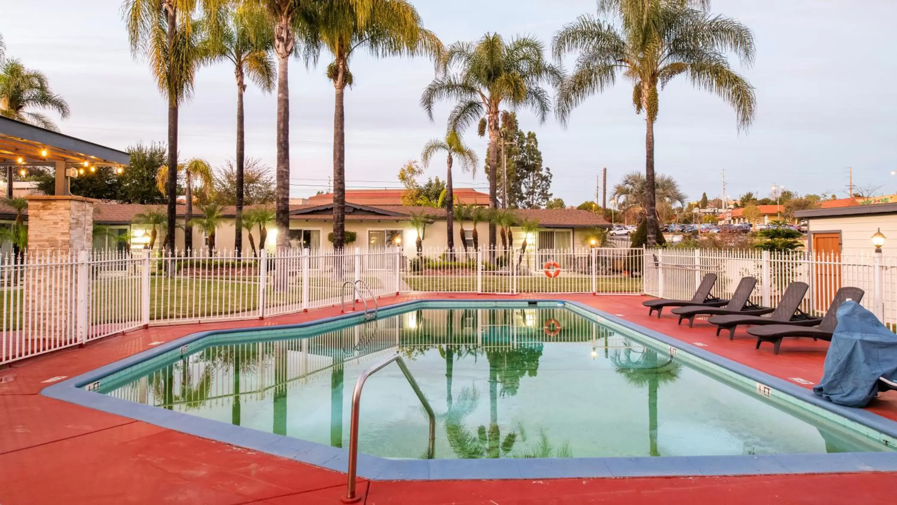 Swimming Pool in Fallbrook Country Inn