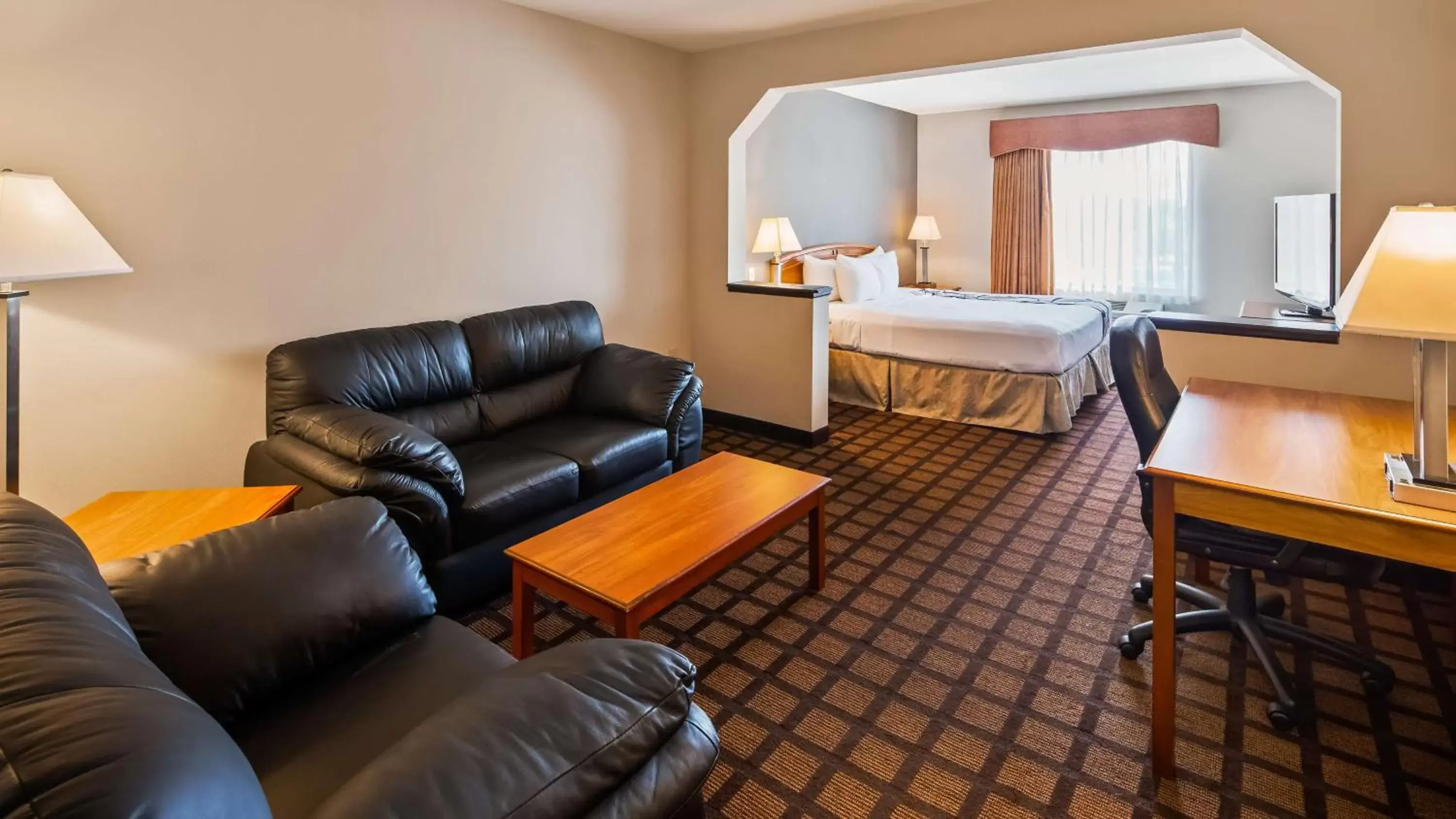 Photo of the whole room, Seating Area in Best Western Inn & Suites - Midway Airport