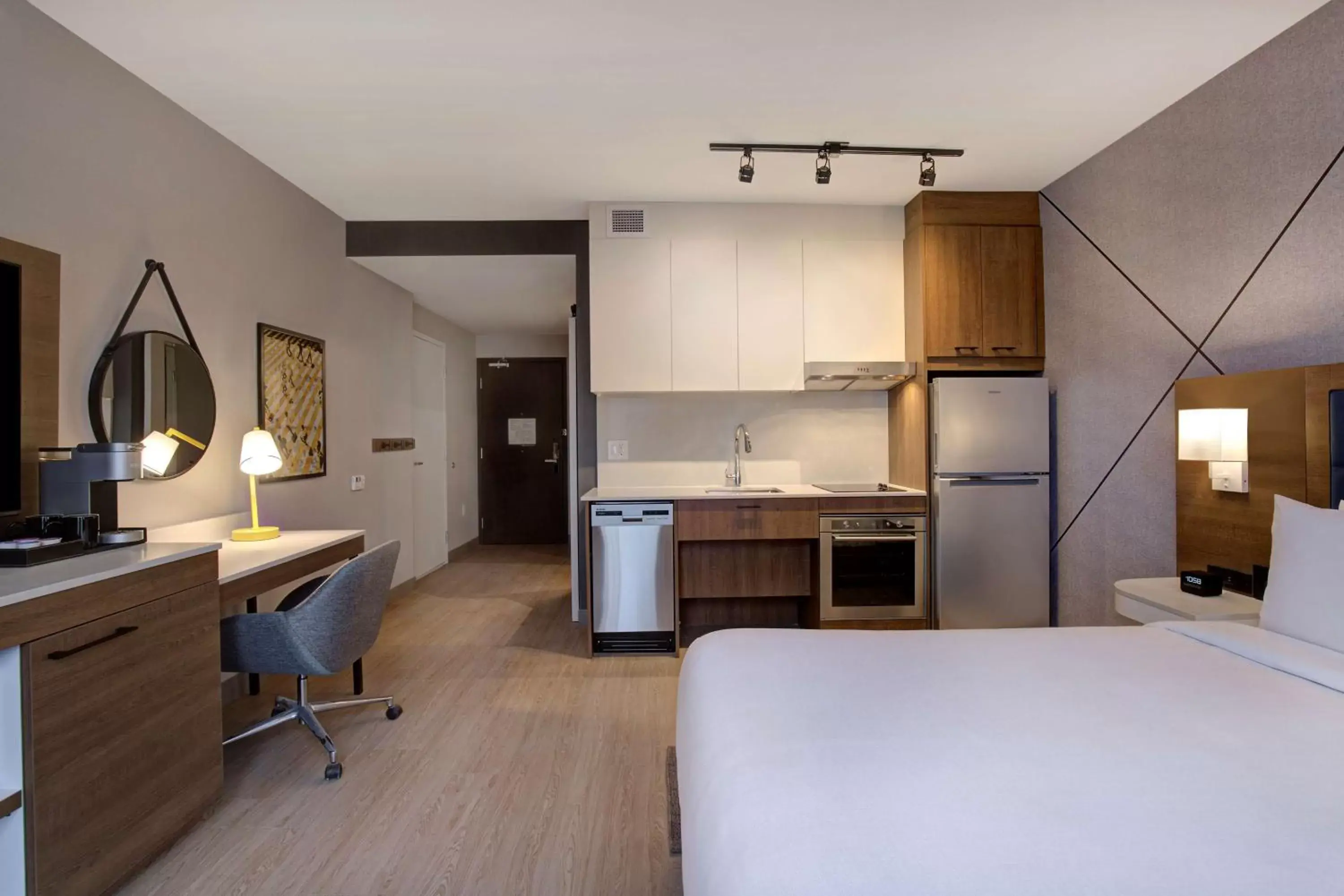 Bed, Kitchen/Kitchenette in Hampton Inn Montreal Downtown, Qc