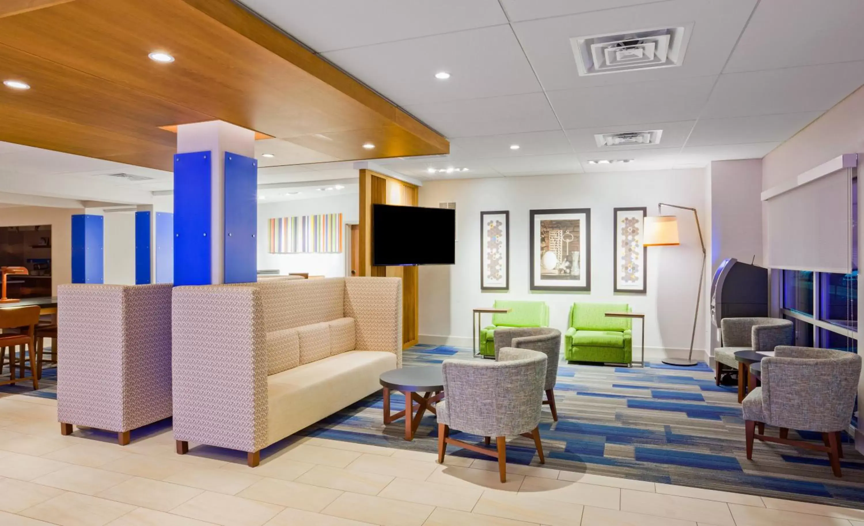 Property building, Seating Area in Holiday Inn Express and Suites Des Moines Downtown, an IHG Hotel