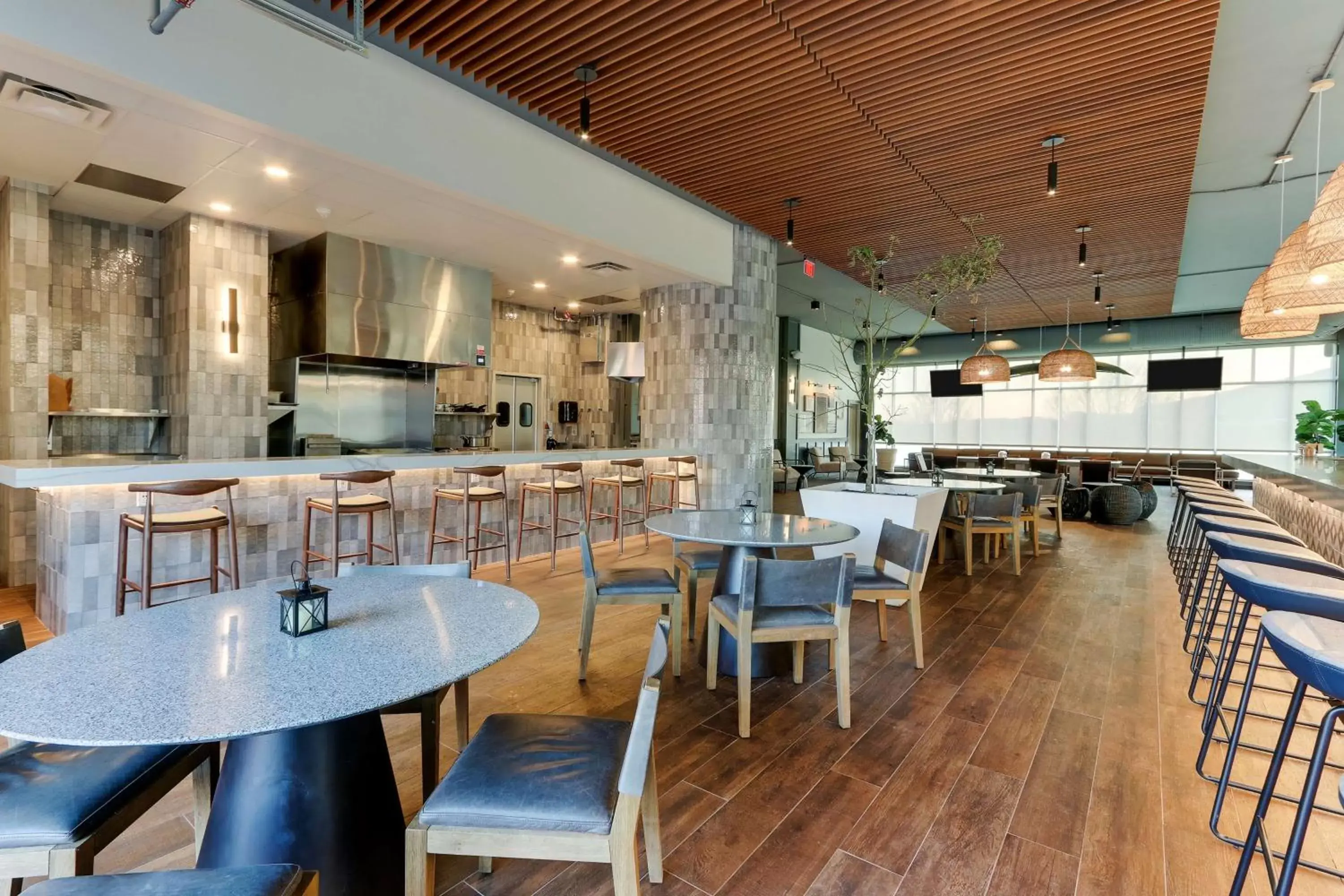 Lounge or bar, Restaurant/Places to Eat in The Chattanoogan Hotel, Curio Collection By Hilton