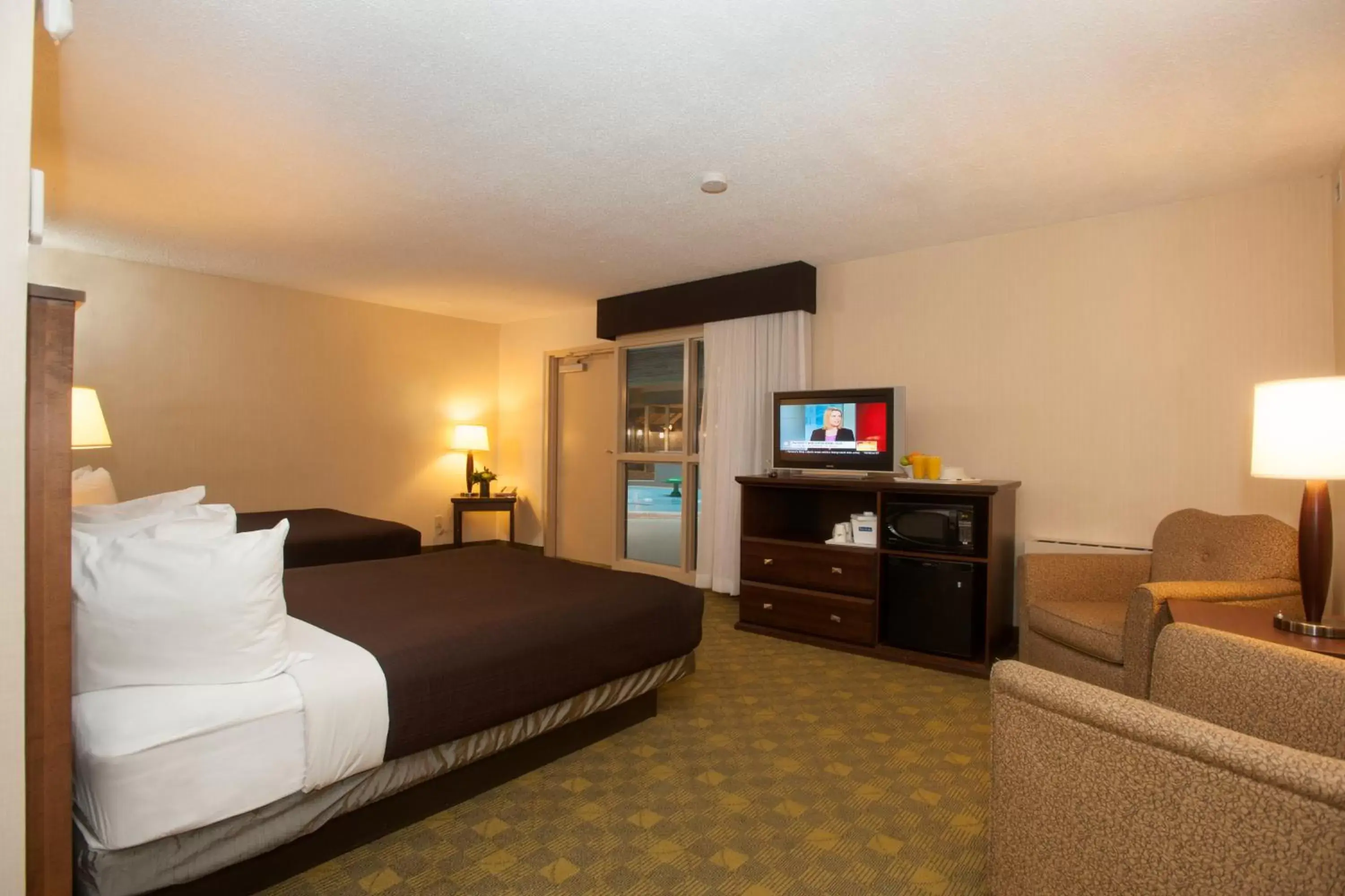 Photo of the whole room, TV/Entertainment Center in Travelodge Hotel by Wyndham Saskatoon
