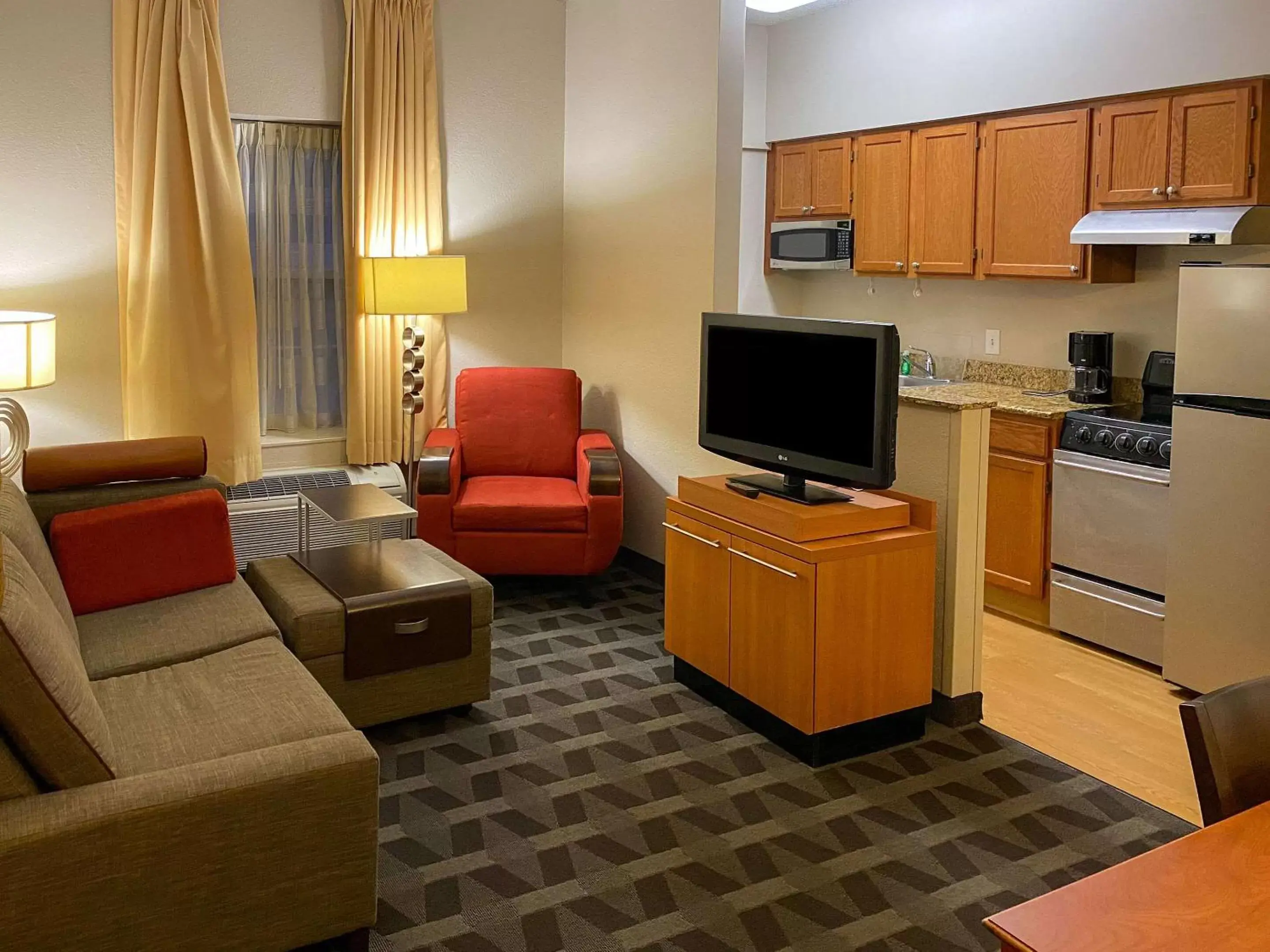 Bedroom, TV/Entertainment Center in MainStay Suites Middleburg Heights Cleveland Airport