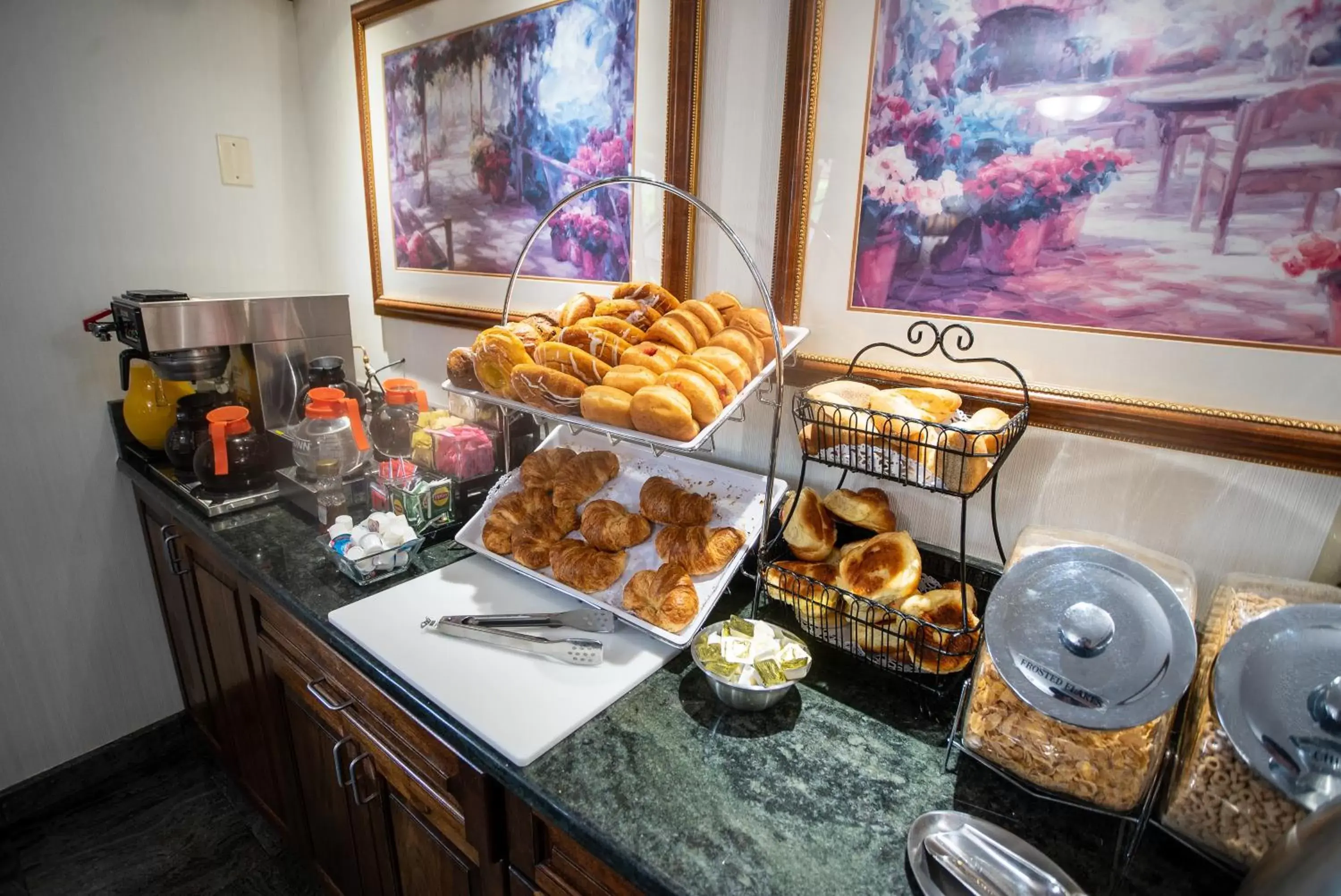 Breakfast in Holland Hotel Free Parking Jersey City