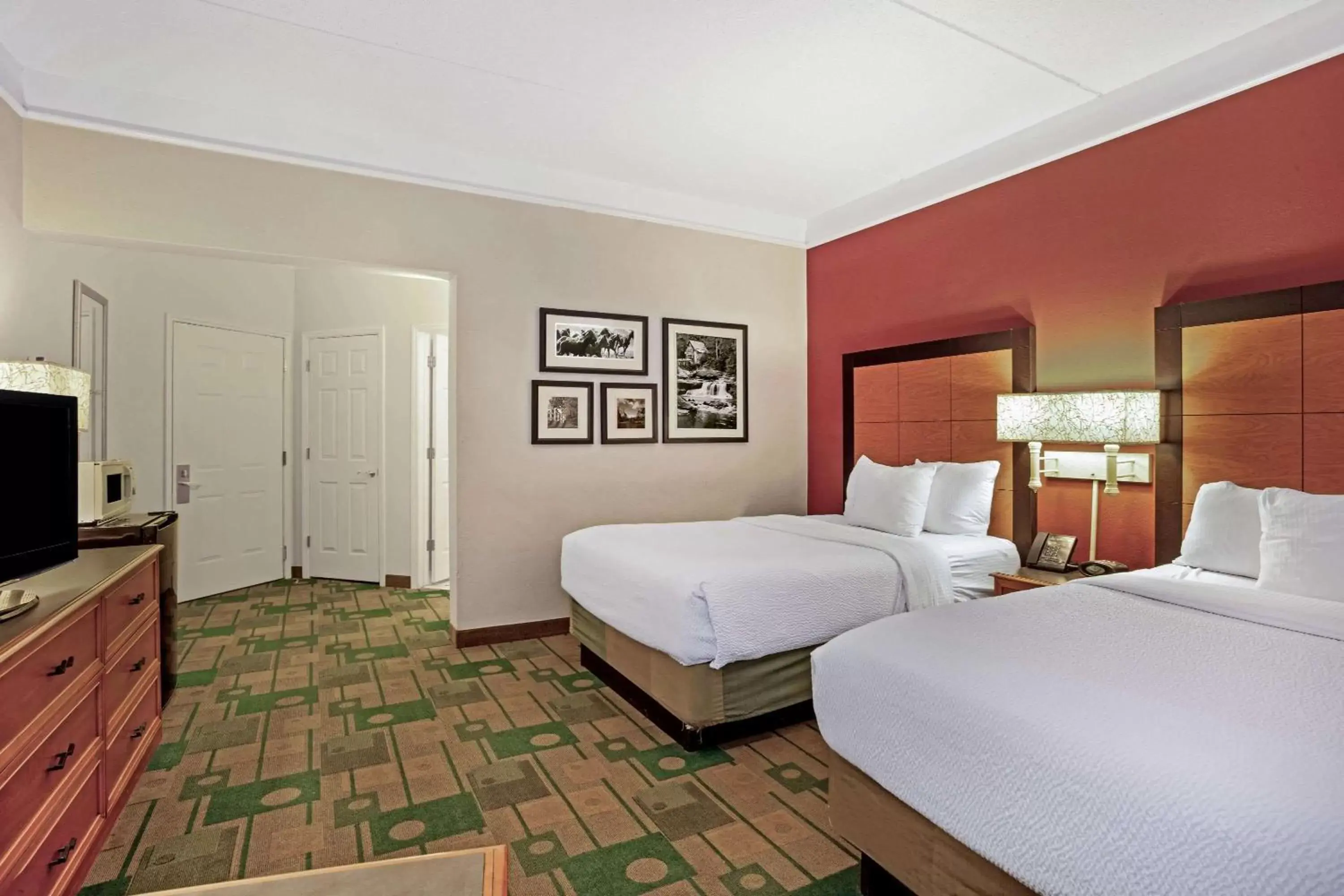 Photo of the whole room, Bed in La Quinta by Wyndham Winston-Salem