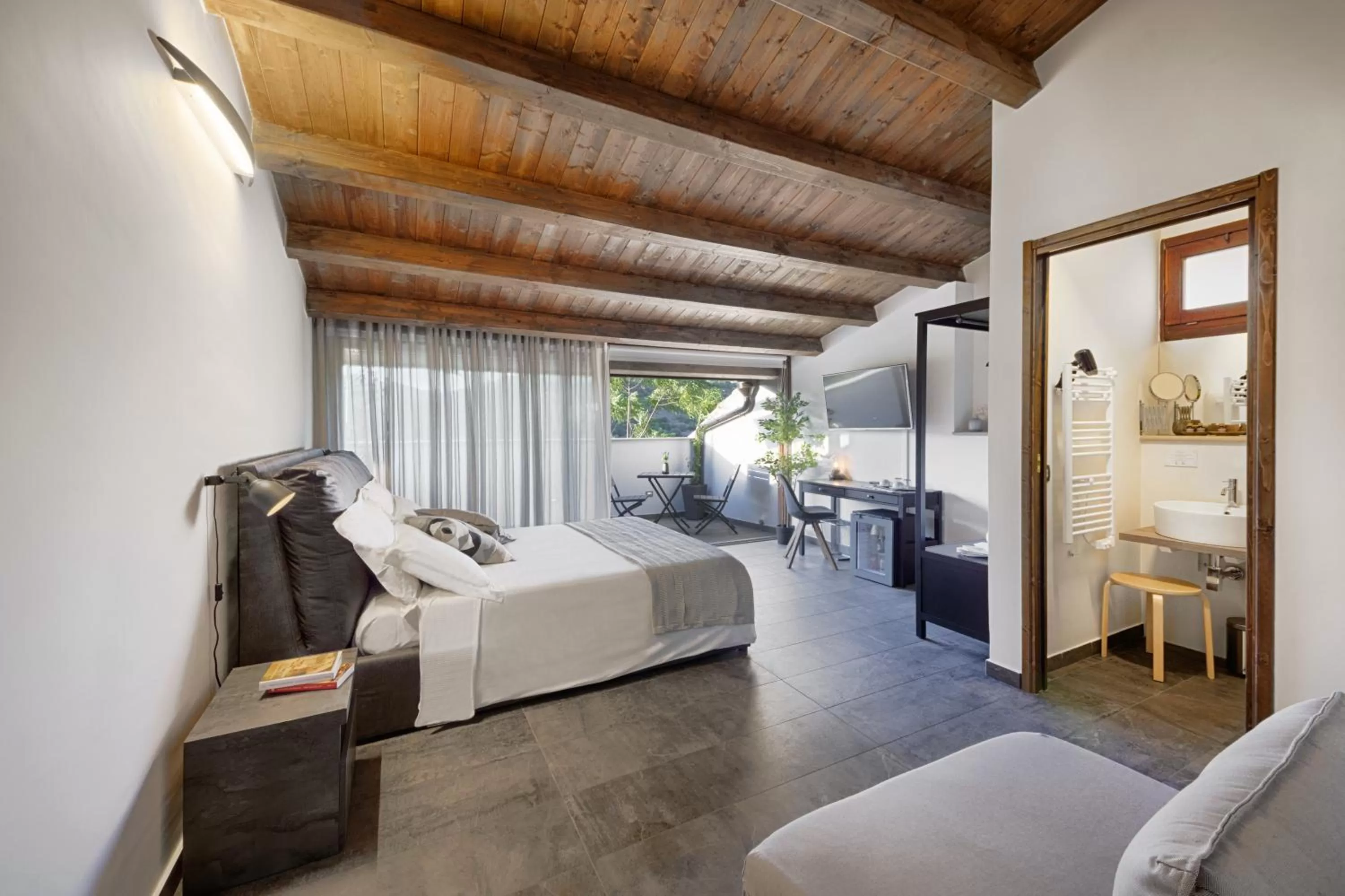 Bathroom, Bed in Centosedici Rooms