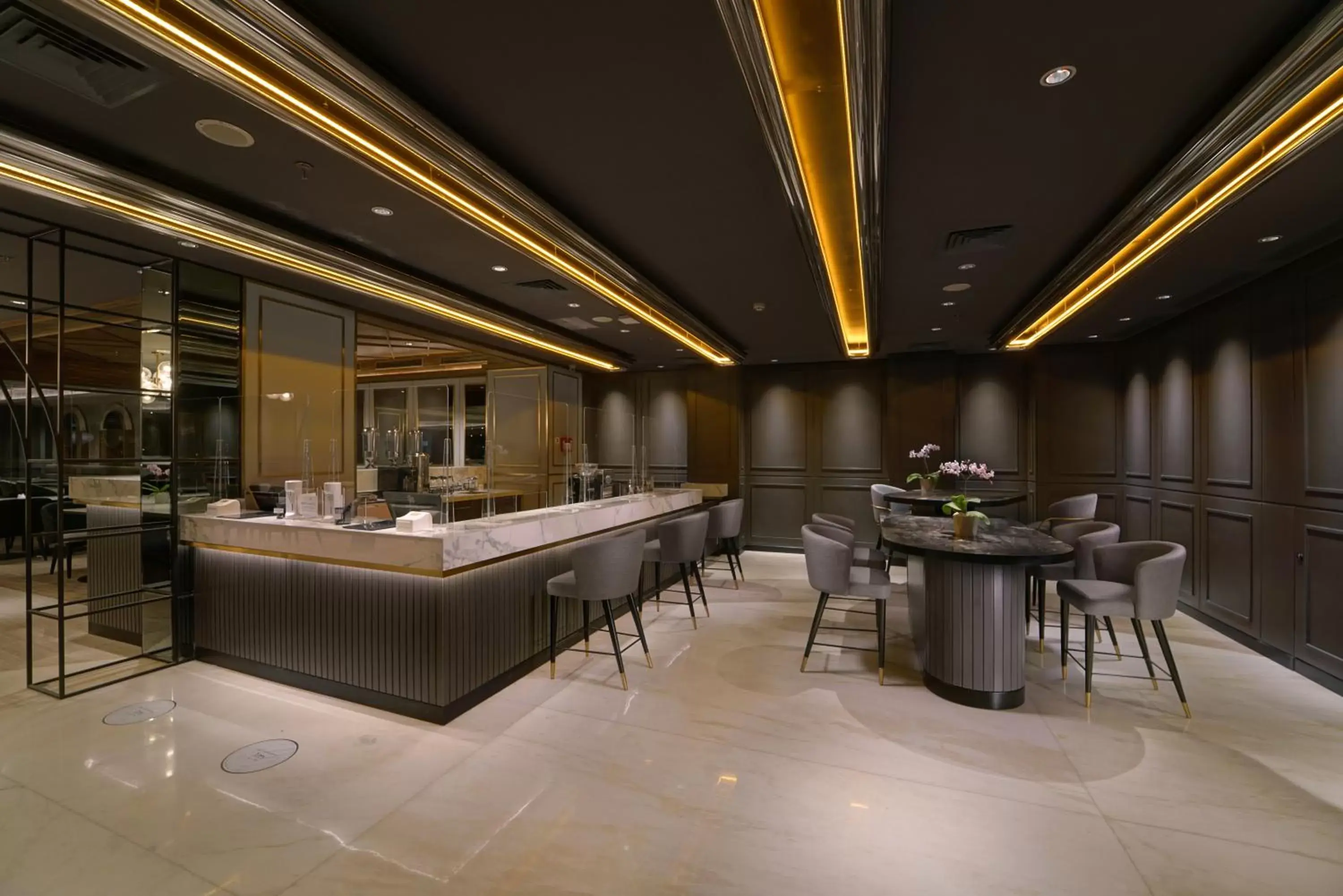 Lobby or reception, Restaurant/Places to Eat in Mercure Surabaya Manyar