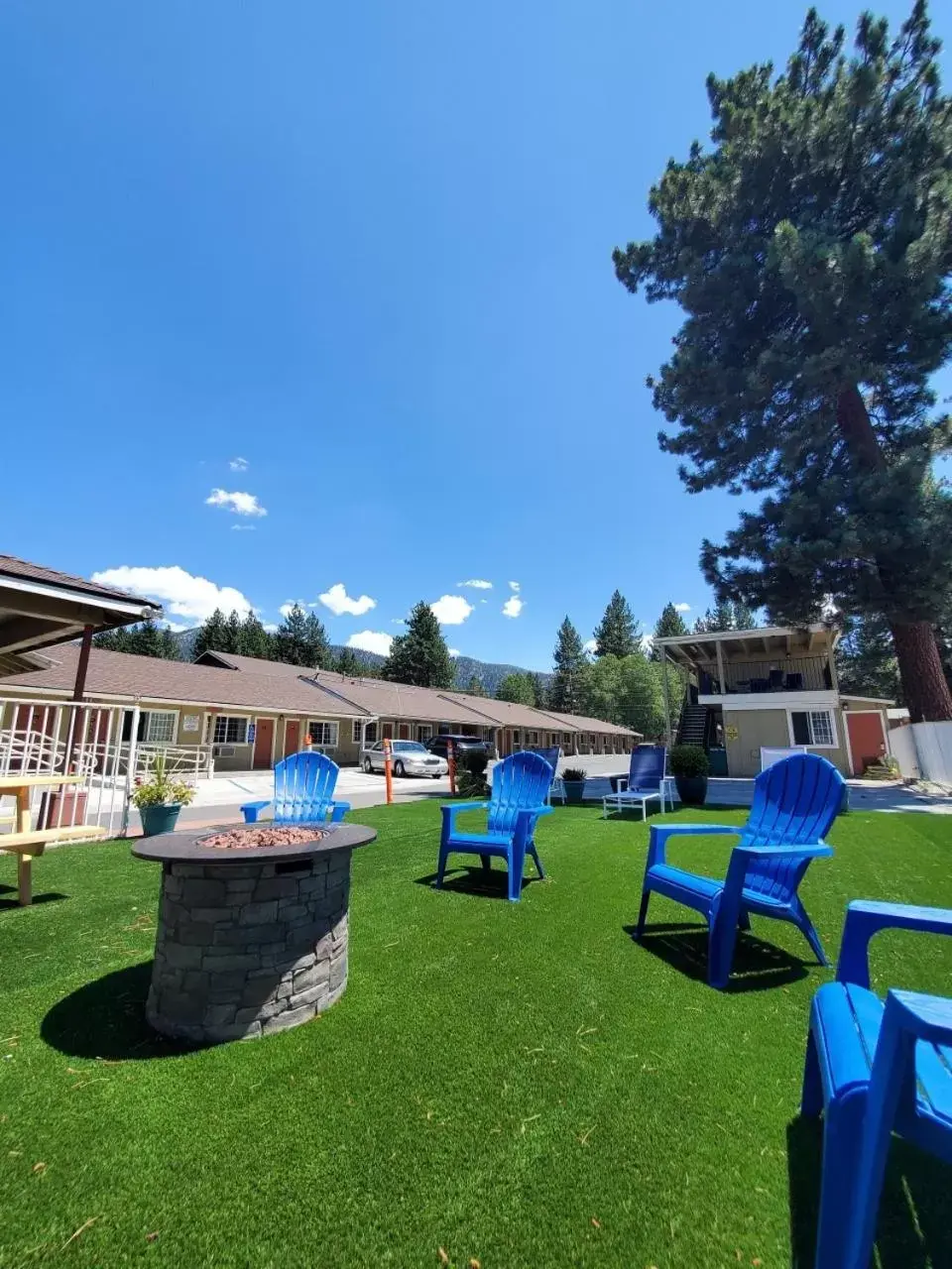 Property building, Swimming Pool in Bluebird Day Inn & Suites
