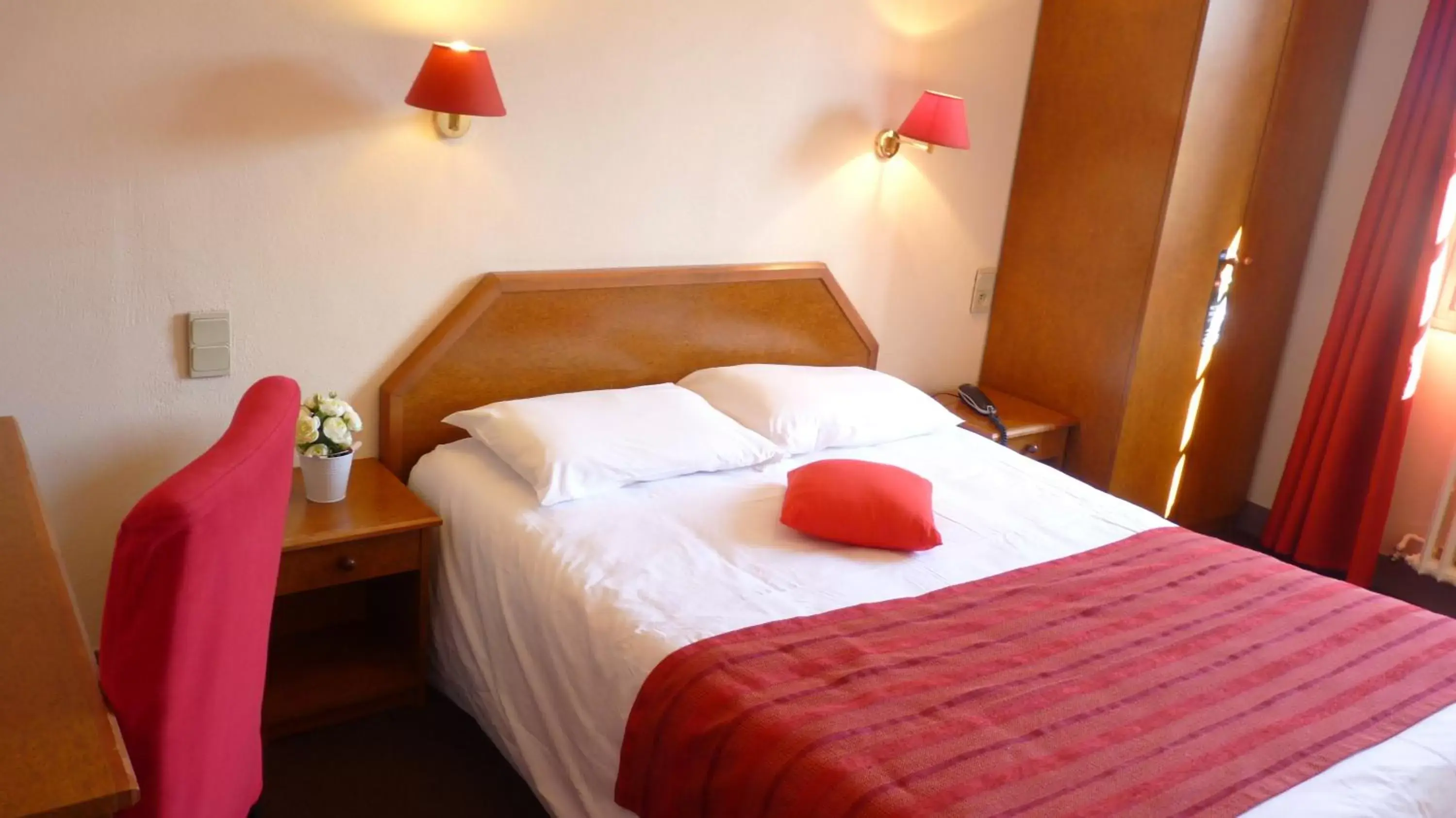 Budget Double Room in Hôtel-Restaurant La P'tite Auberge Budget Double Room in Hôtel-Restaurant La P'tite Auberge