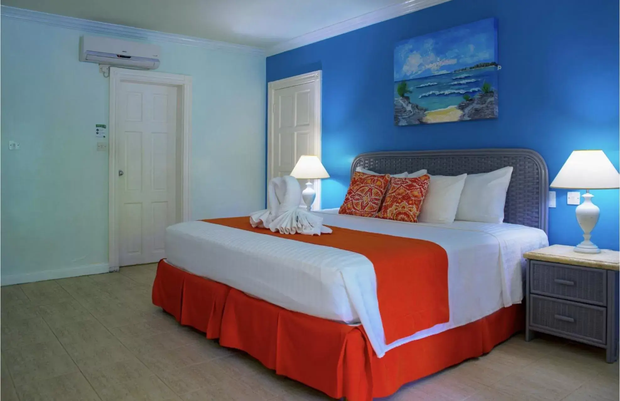 Bedroom, Bed in Dover Beach Hotel