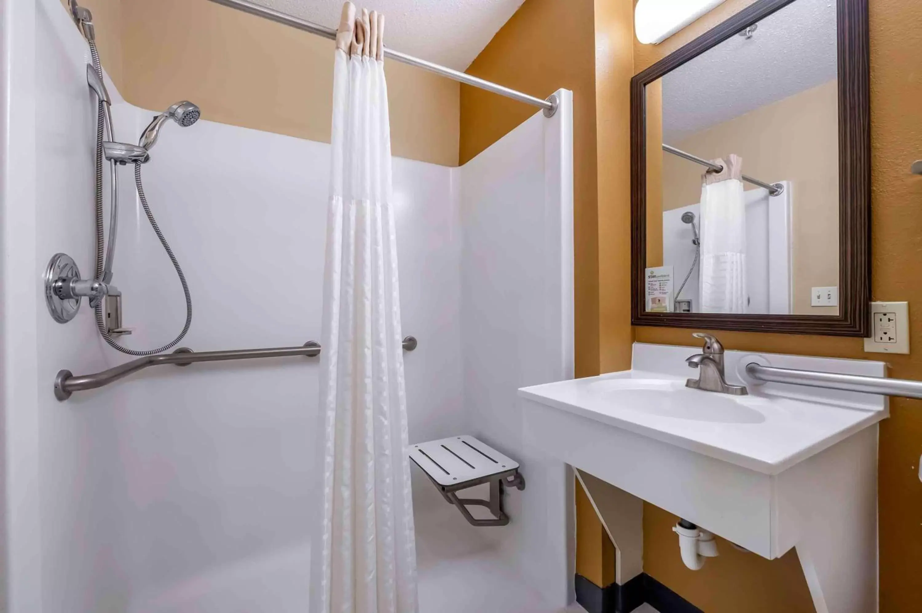 Bathroom in Extended Stay America Suites - Dayton - Fairborn