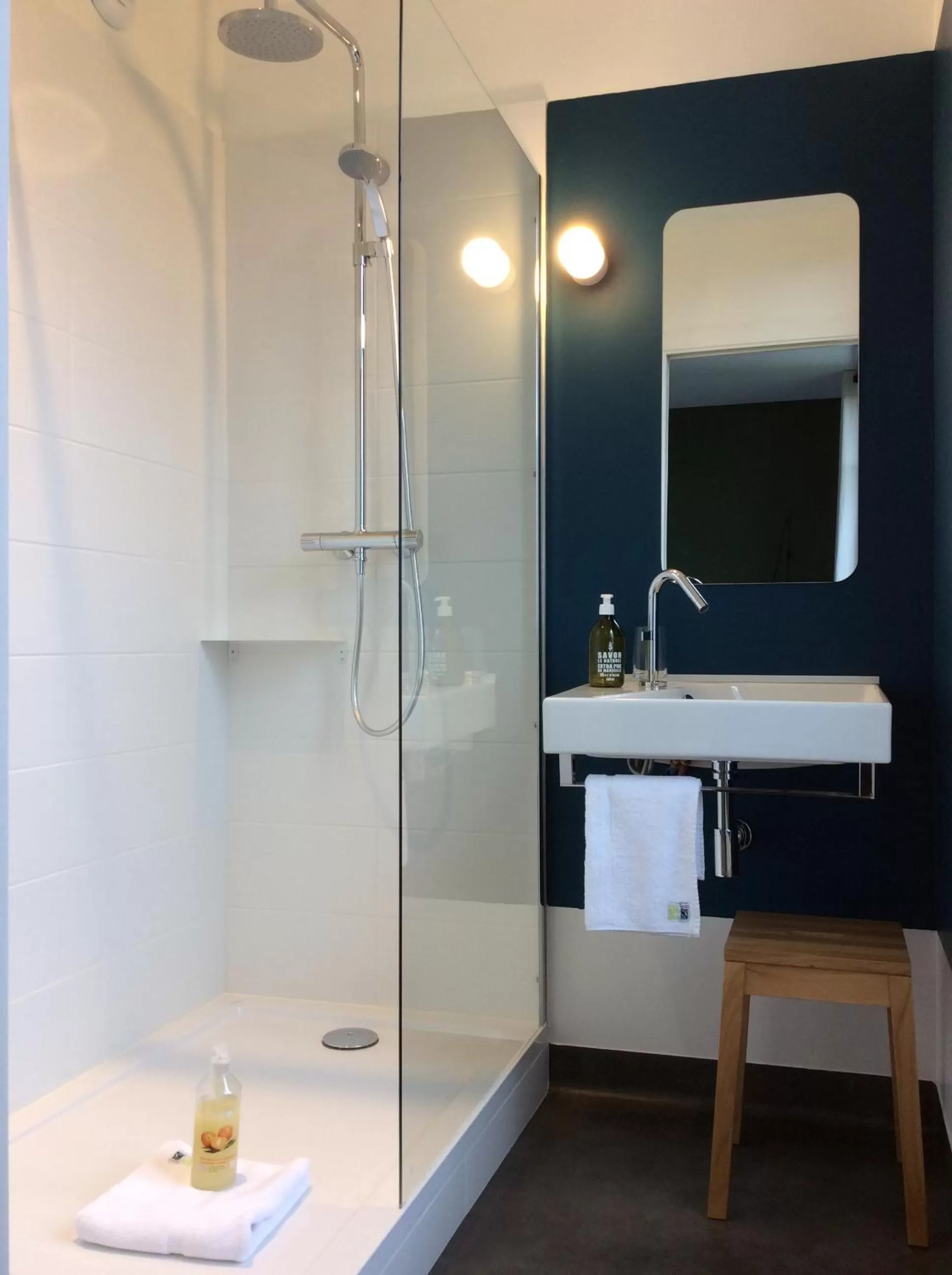 Bathroom in Hotel de France