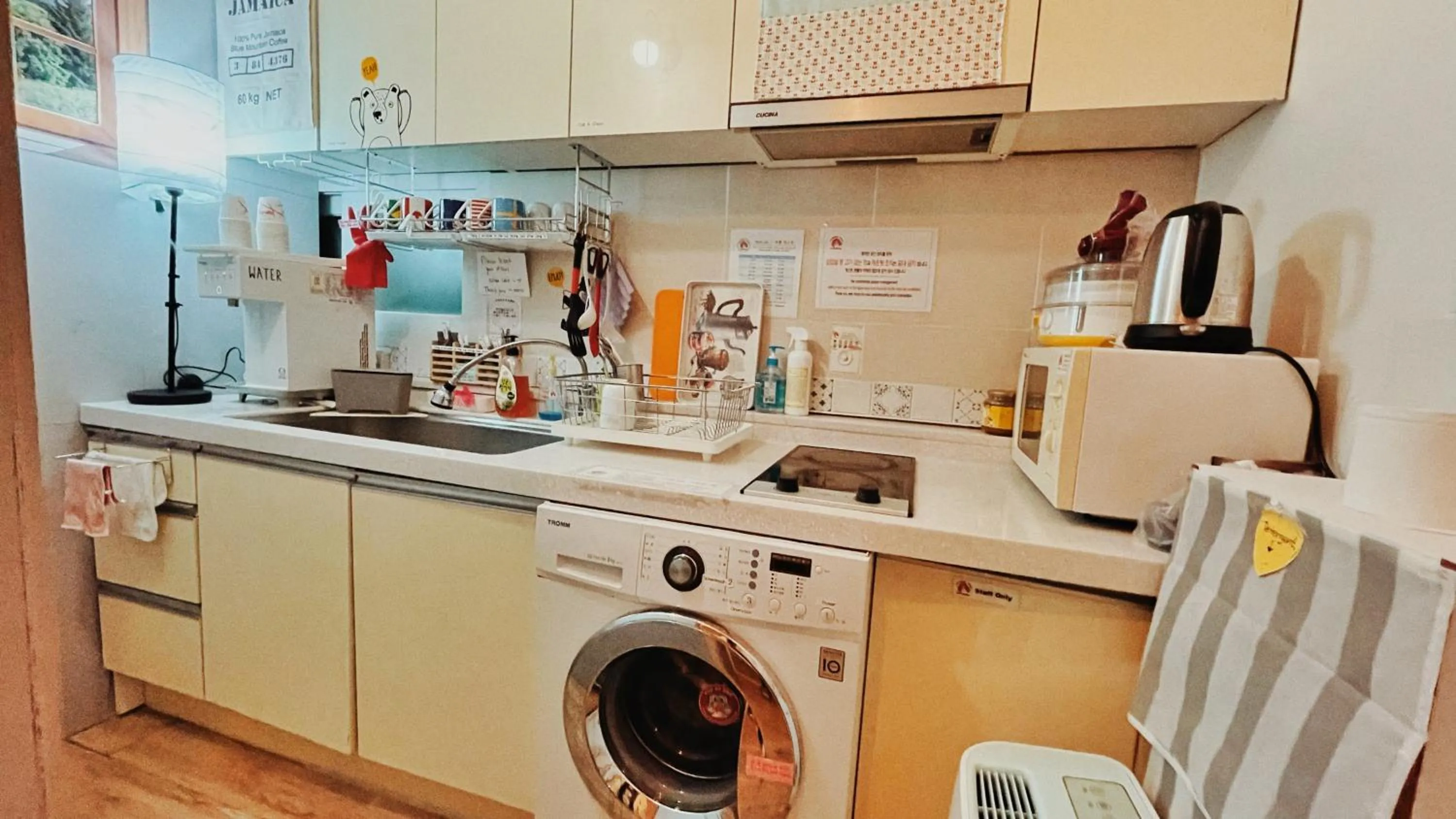 Kitchen or kitchenette in Hongdae Style Guesthouse