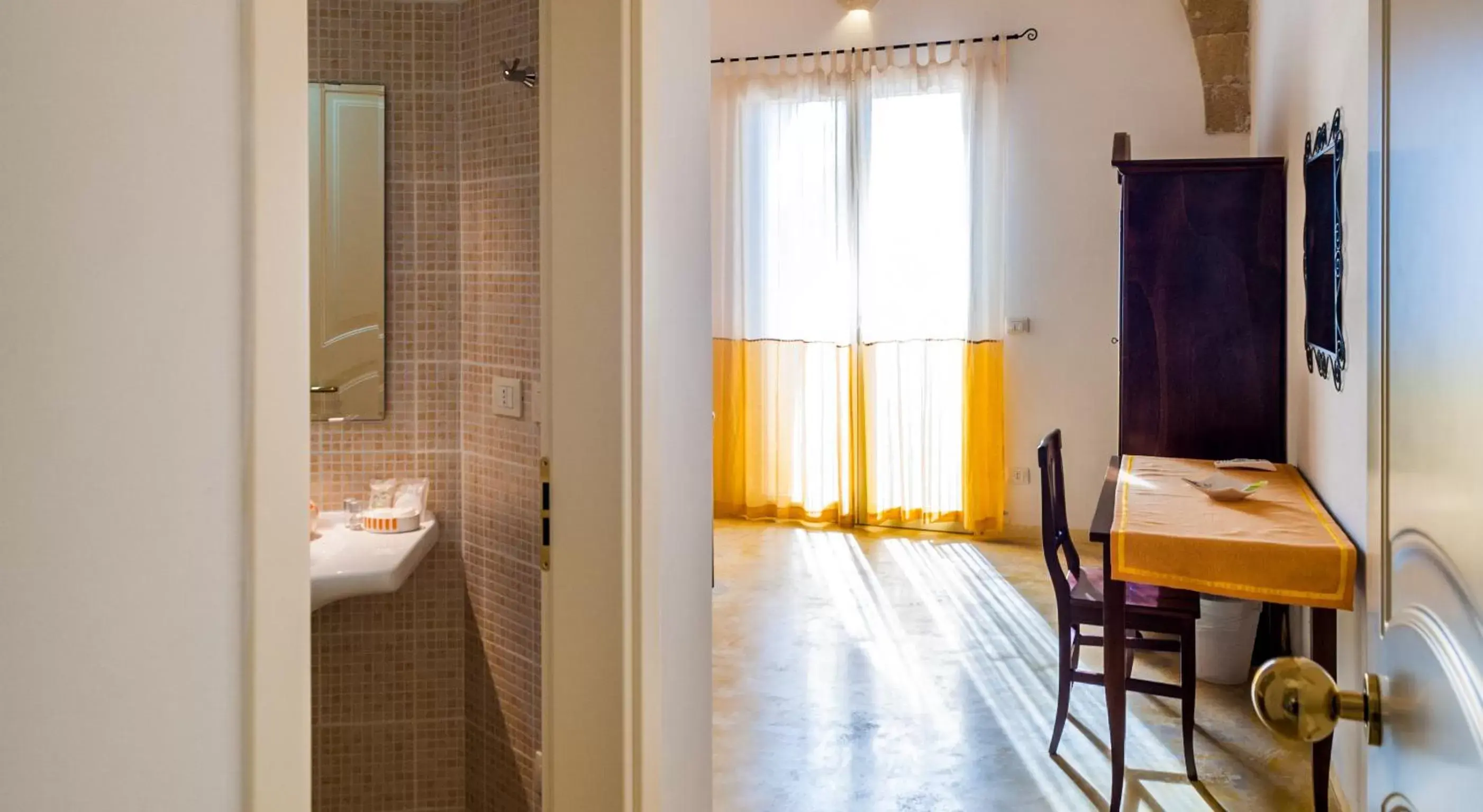 Bathroom, Dining Area in B&B La Garolla