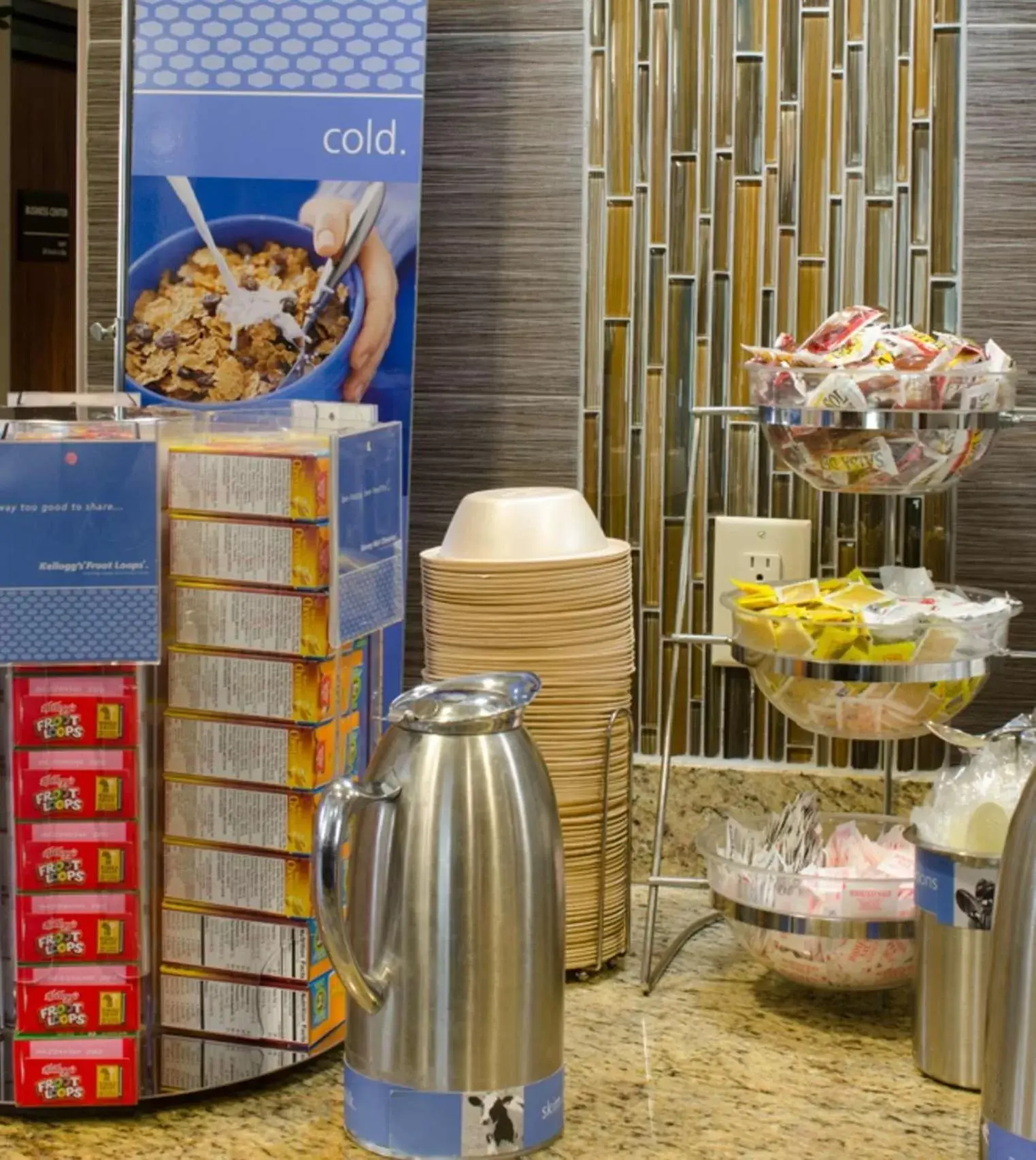 Dining area in Hampton Inn Tulsa Sand Springs