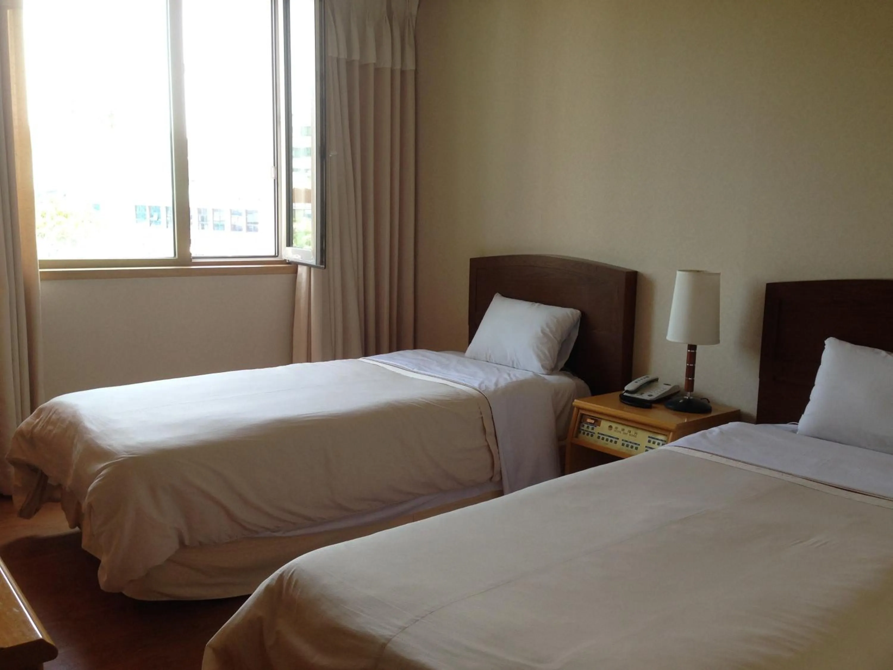 Bedroom, Bed in Daedong Hotel