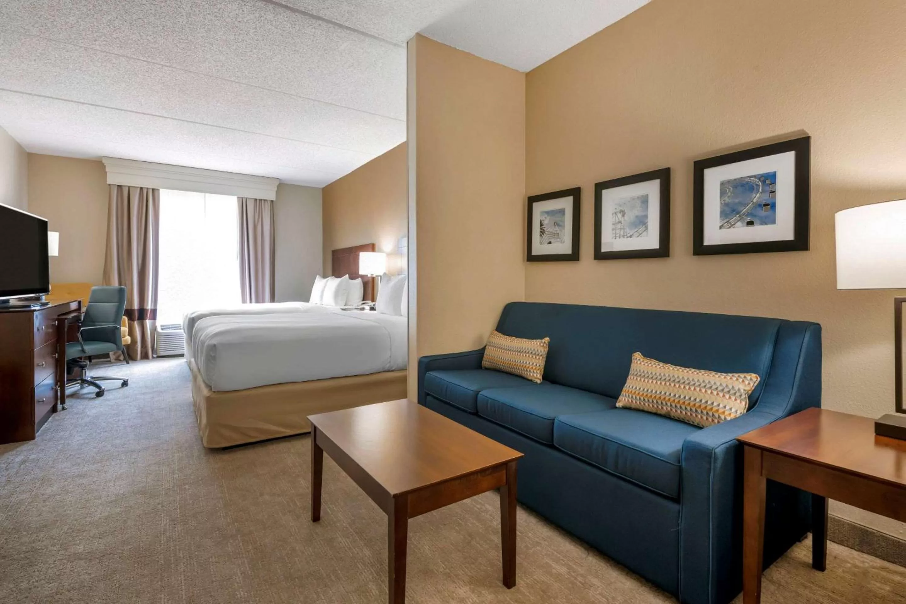 Photo of the whole room, Bed in Comfort Suites Near Universal Orlando Resort