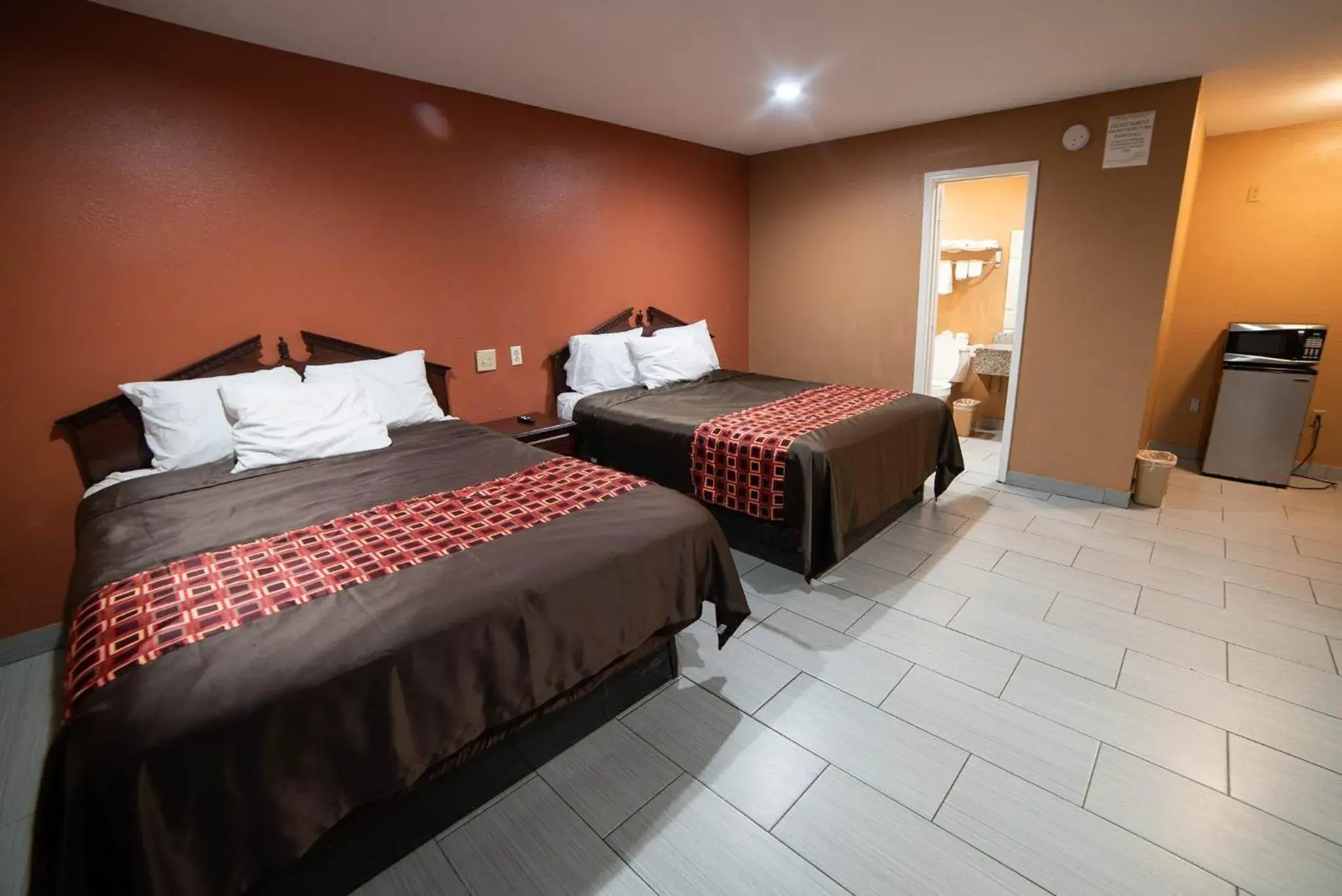 Kitchen or kitchenette, Bed in Americas Best Value Inn and Suites Siloam Springs