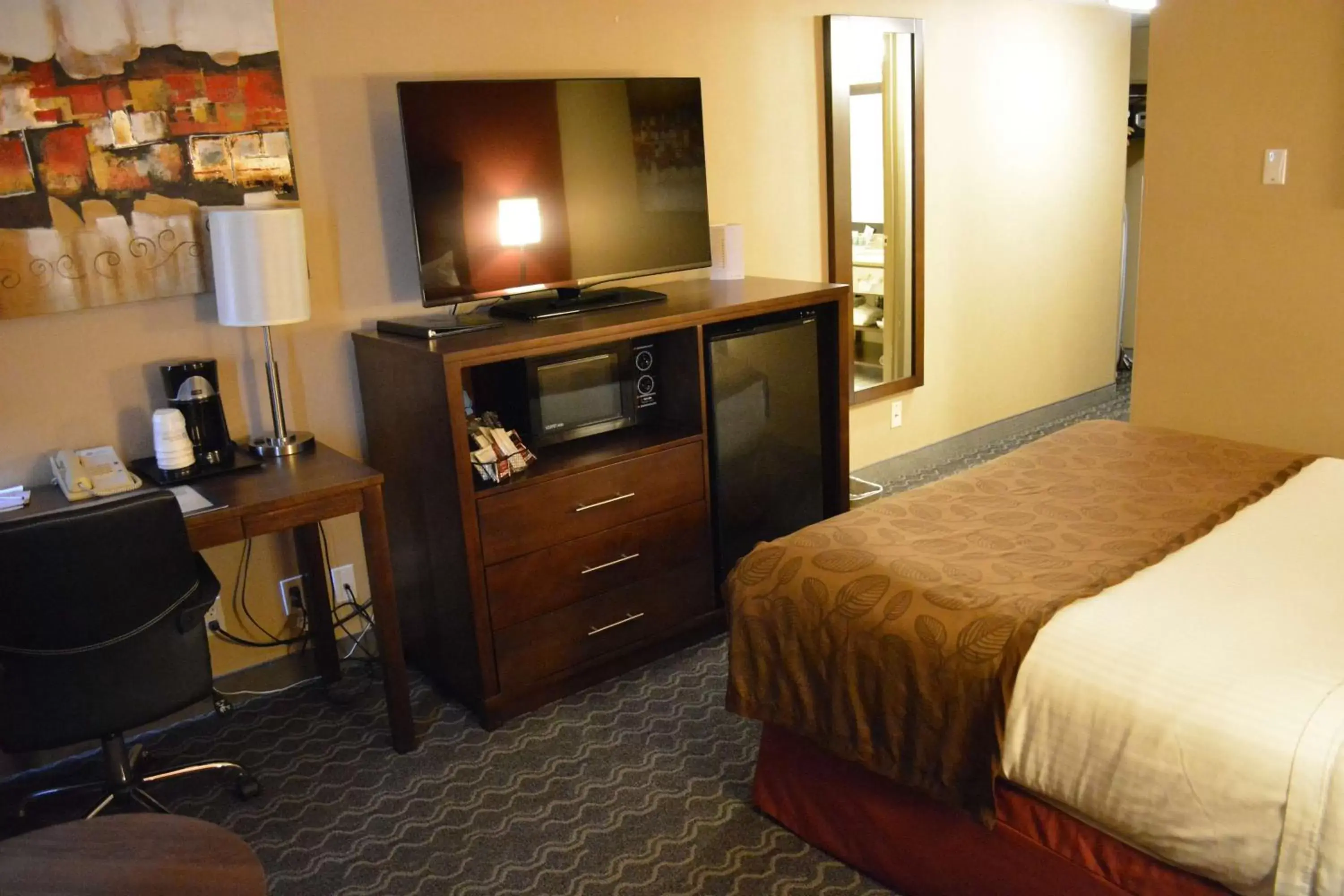 Photo of the whole room, TV/Entertainment Center in Best Western Terrace Inn