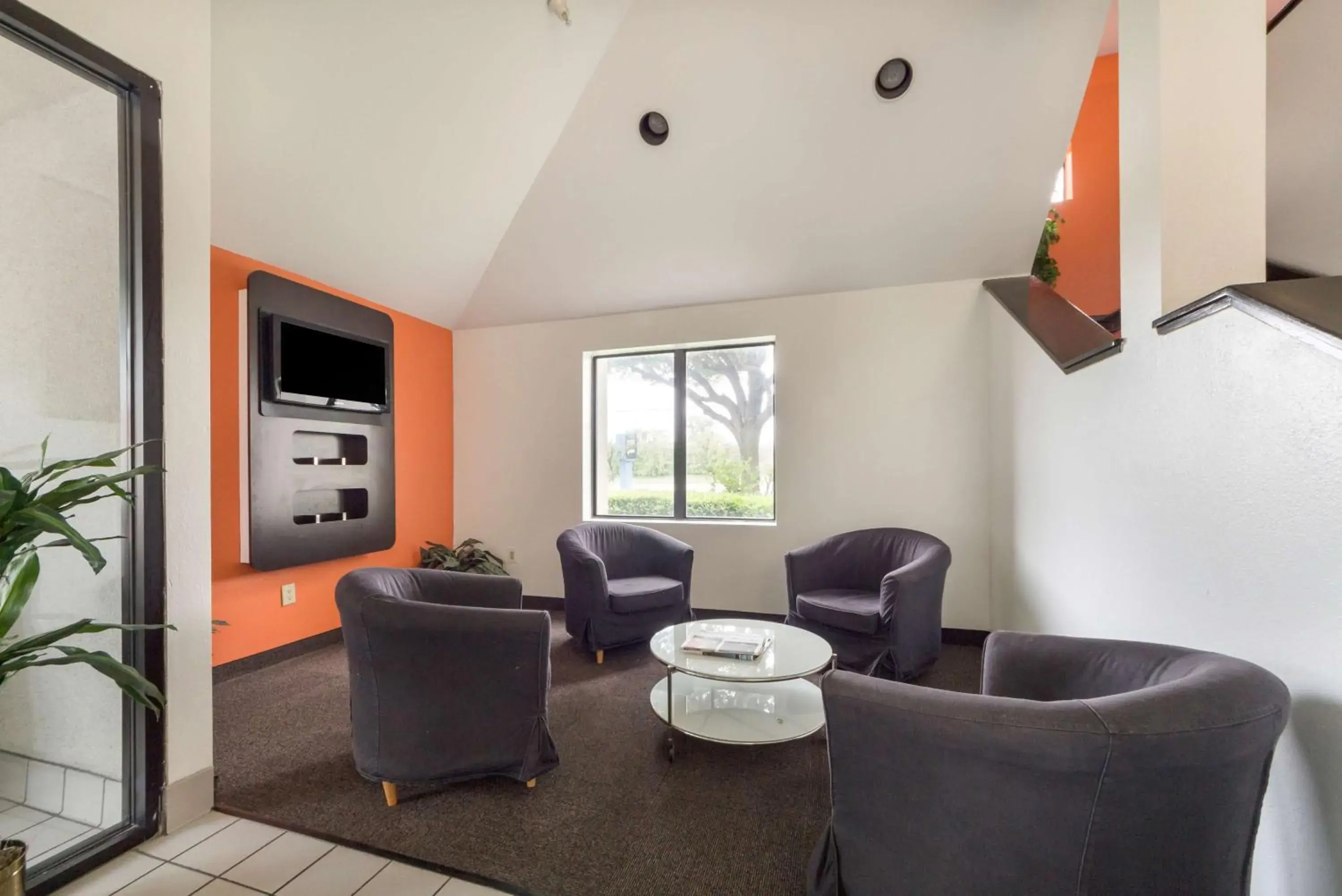 Lobby or reception, Seating Area in Motel 6 Dallas, TX - Northeast